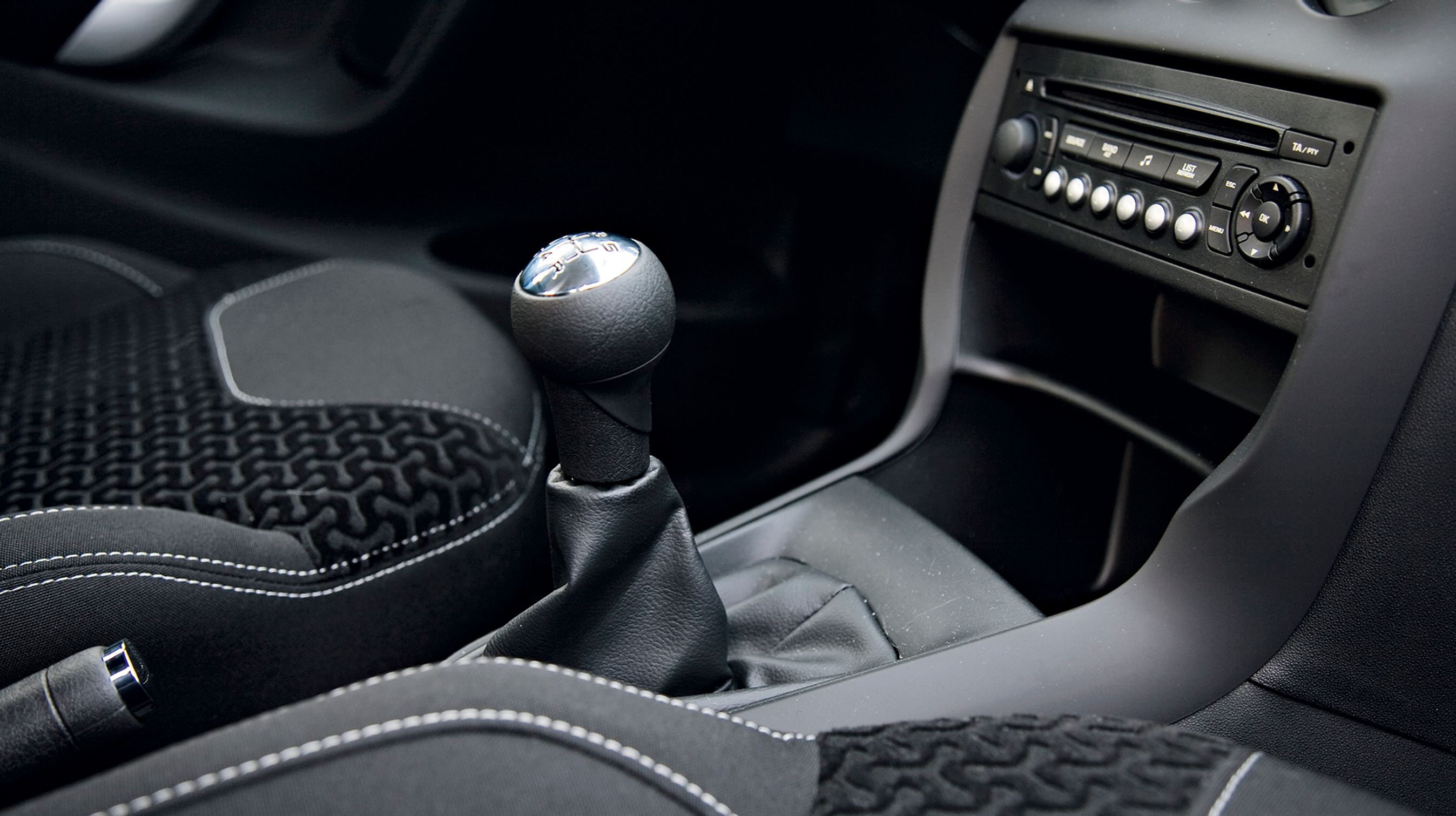 Fem gear er standard, men bilen skriger på et sjette gear. Ved 130 km/t kører den med støjende 4.000 omdrejninger, og det er med til at trække køreoplevelsen ned.