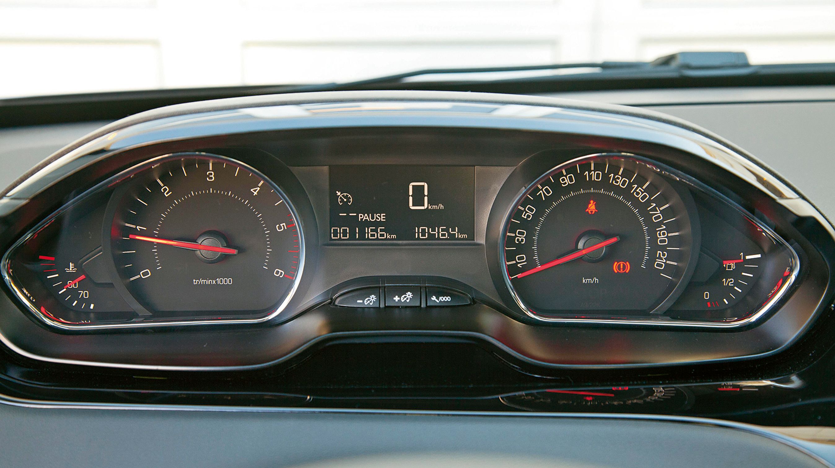 Mellem de to kompakte analoge instrumenter angives hastigheden også altid digitalt. Sidstnævnte er let at se, mens man kører.