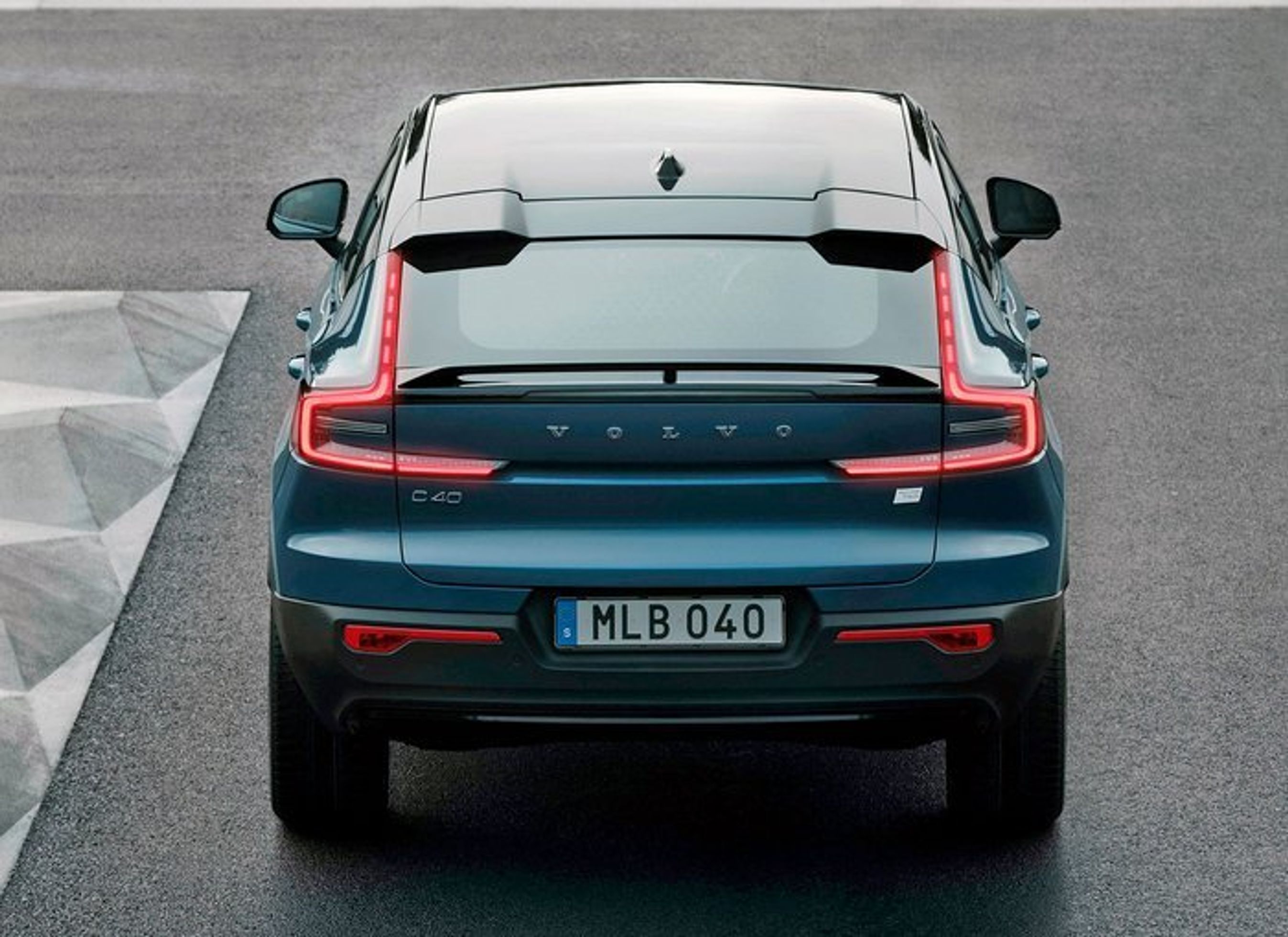 C40 er en coupé-SUV-udgave af XC40. Bilen har fået en for Volvo voldsom spoiler. I det hele taget har designerne ikke holdt sig tilbage med effekter ved bagpartiet.