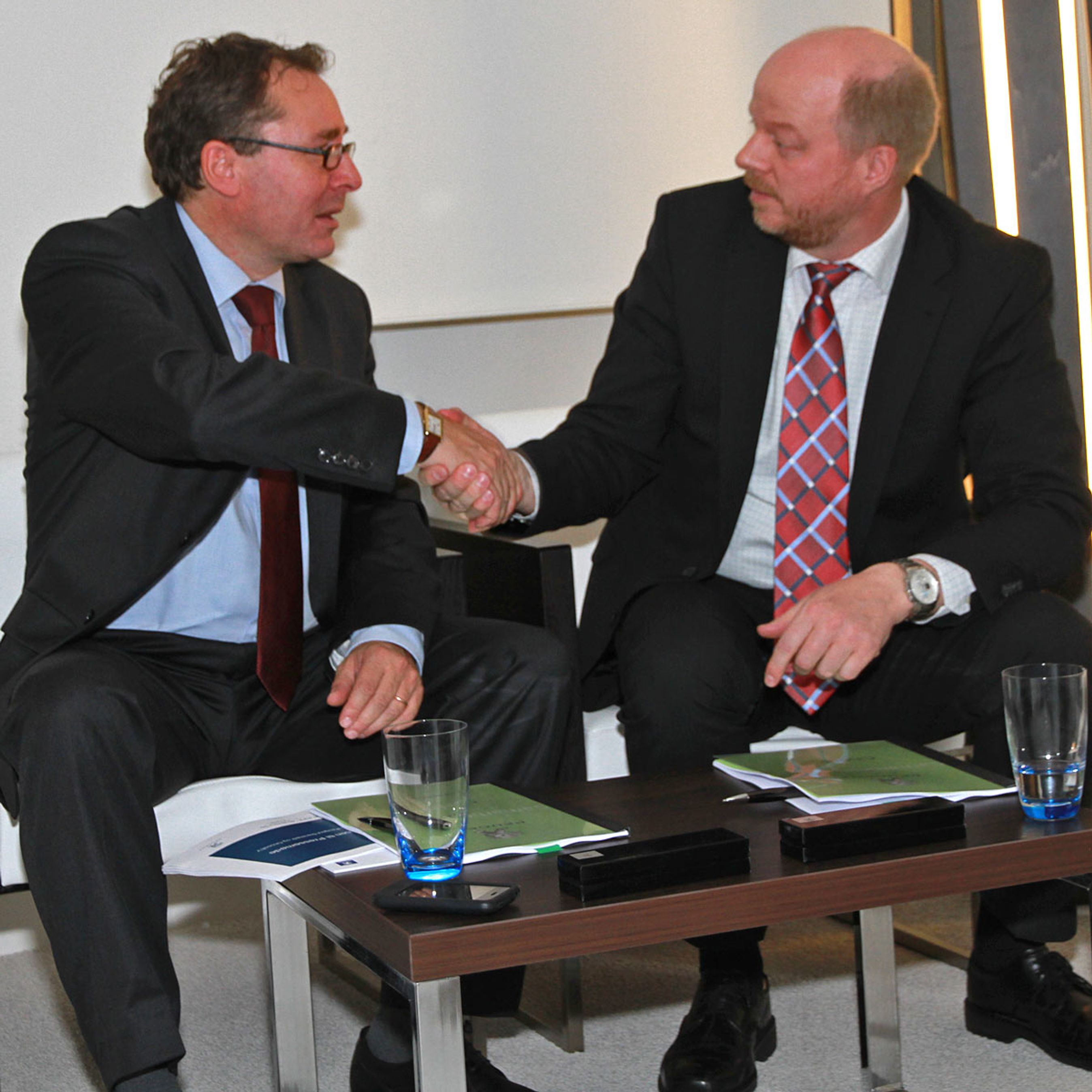 Elbil-aftale er beseglet: Direktør Henrik Isaksen, Choosev og direktør Flemming Bak, Peugeot Danmark, indgår leasingaftalen på Peugeot Ion. 