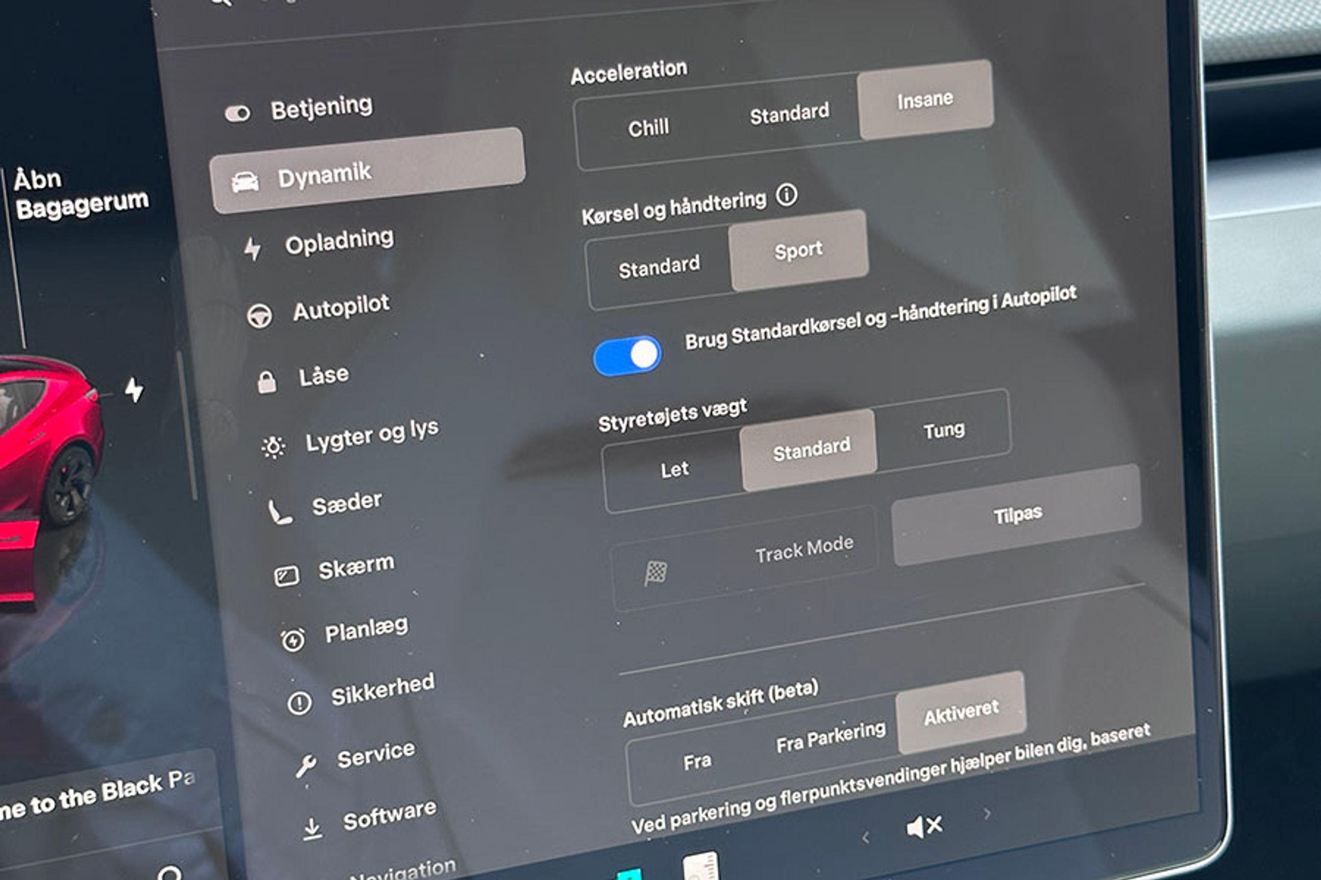 Skærmens menustruktur er ikke markant forskellig fra de almindelige udgaver af Tesla Model 3, men her i Performance-udgaven kan man vælge mellem tre køreprogrammer Chill, Standard og Insane, foruden muligheden for at gøre hele bilens opsætning klar til sportslige præstationer i den særlige Track Mode.