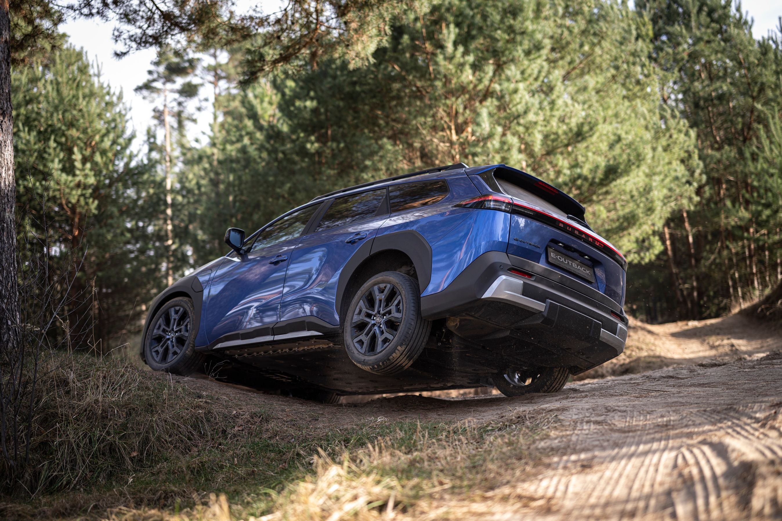 Subaru e-Outback kører på skråning
