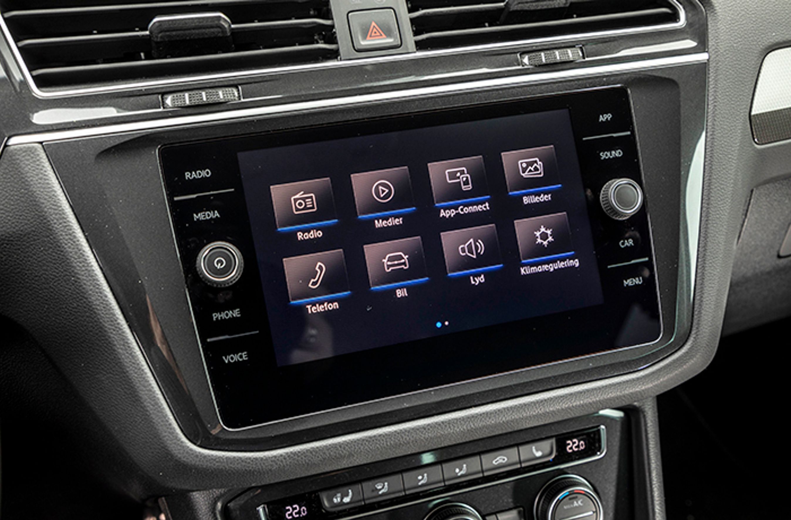 Skærmen i midten er lækkert udformet, men Apple CarPlay koster over 4.000 kr. ekstra.