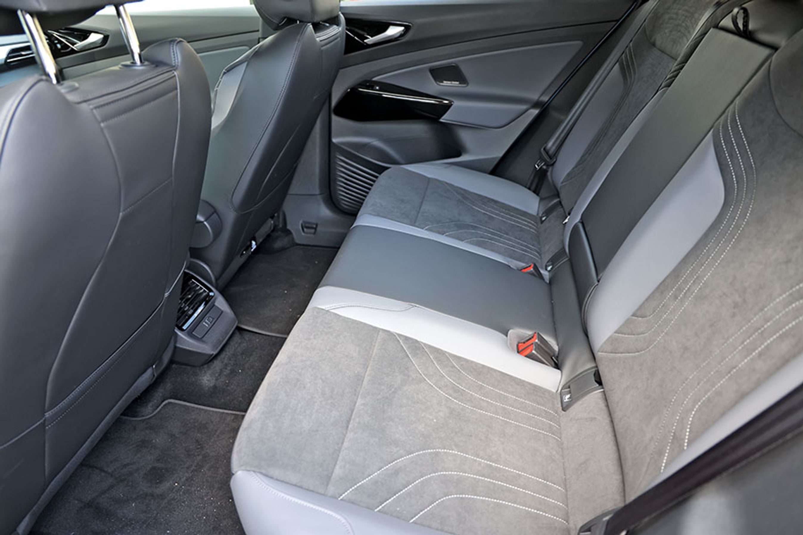 Der er rigtig god plads ved bagsædet, og det gør det muligt at køre fire voksne med en god komfort. Der er friskluftdyser ved bagsædet, men de er placeret helt nede ved gulvet.