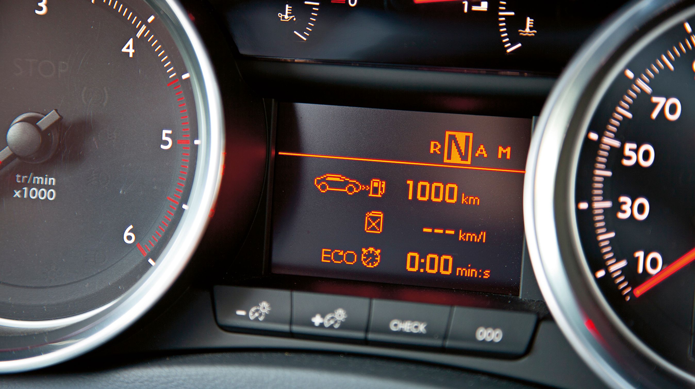 Displayet viser bl.a. oplysninger om forbrug. Nederst vises, hvor lang tid med tomgang stop-start-systemet har sparet miljøet for.