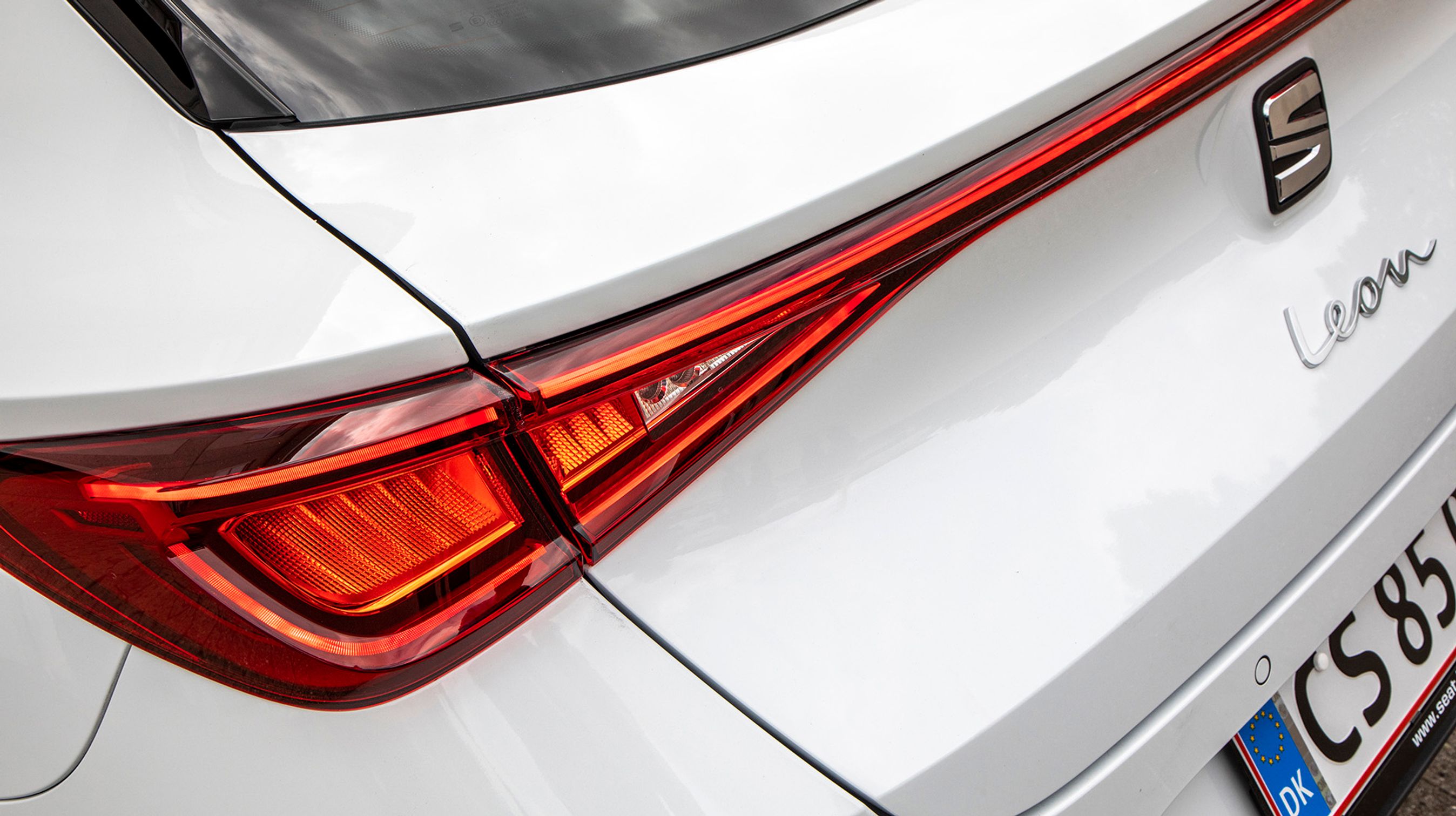 Bagfra er Leon blevet helt Audi-agtig i sin fremtoning med et lygtebånd, der går på tværs i hele bilens bredde. 