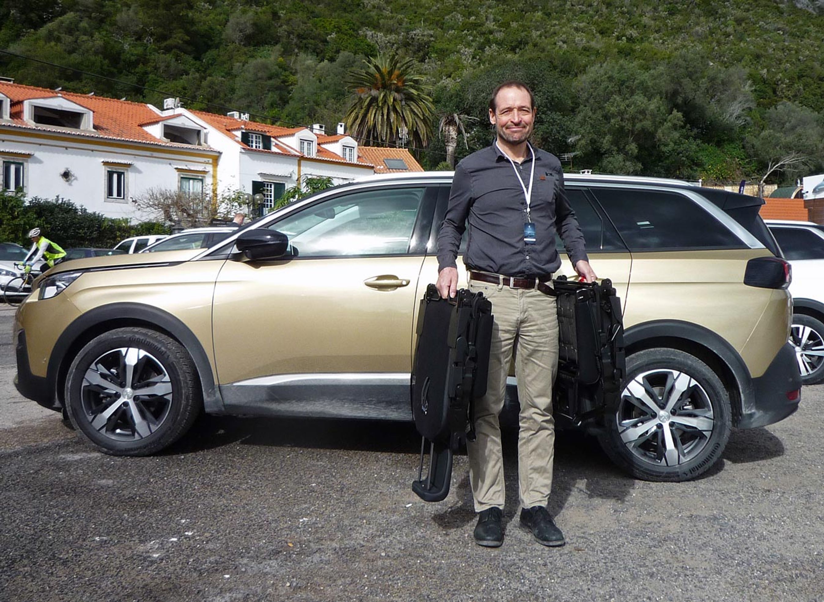 Sæderne i tredje række kan enten foldes ned i gulvet eller tages helt ud. Med en vægt på 11 kg er de rimelige at håndtere.