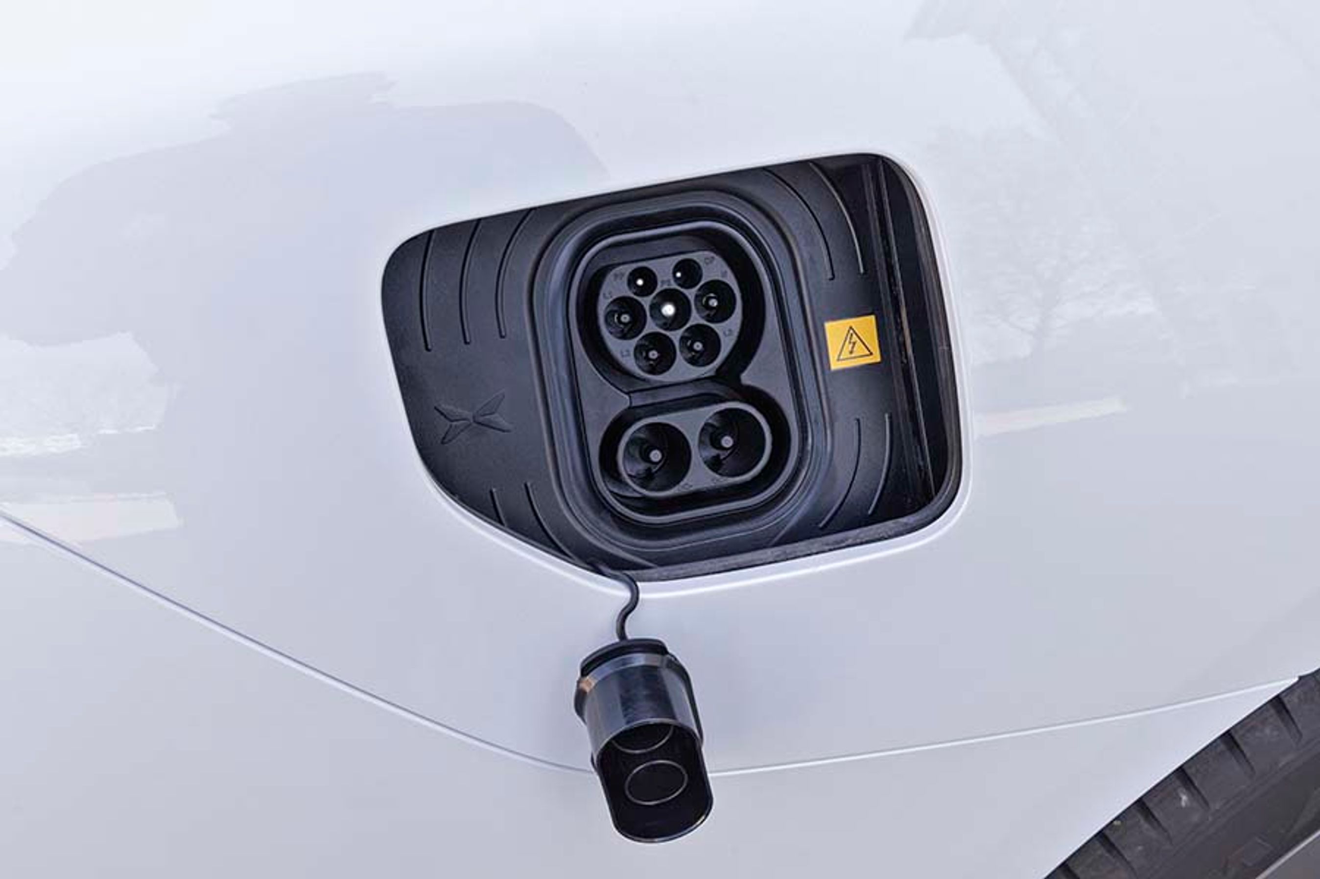 Ladestikket er placeret ved højre baghjul, og selve dækslet åbnes elektrisk, men man skal selv fjerne gummiproppen for DC-ladning. Hjemme lader bilen med 11 kW, og på farten kan man lade med op til 175 kW.