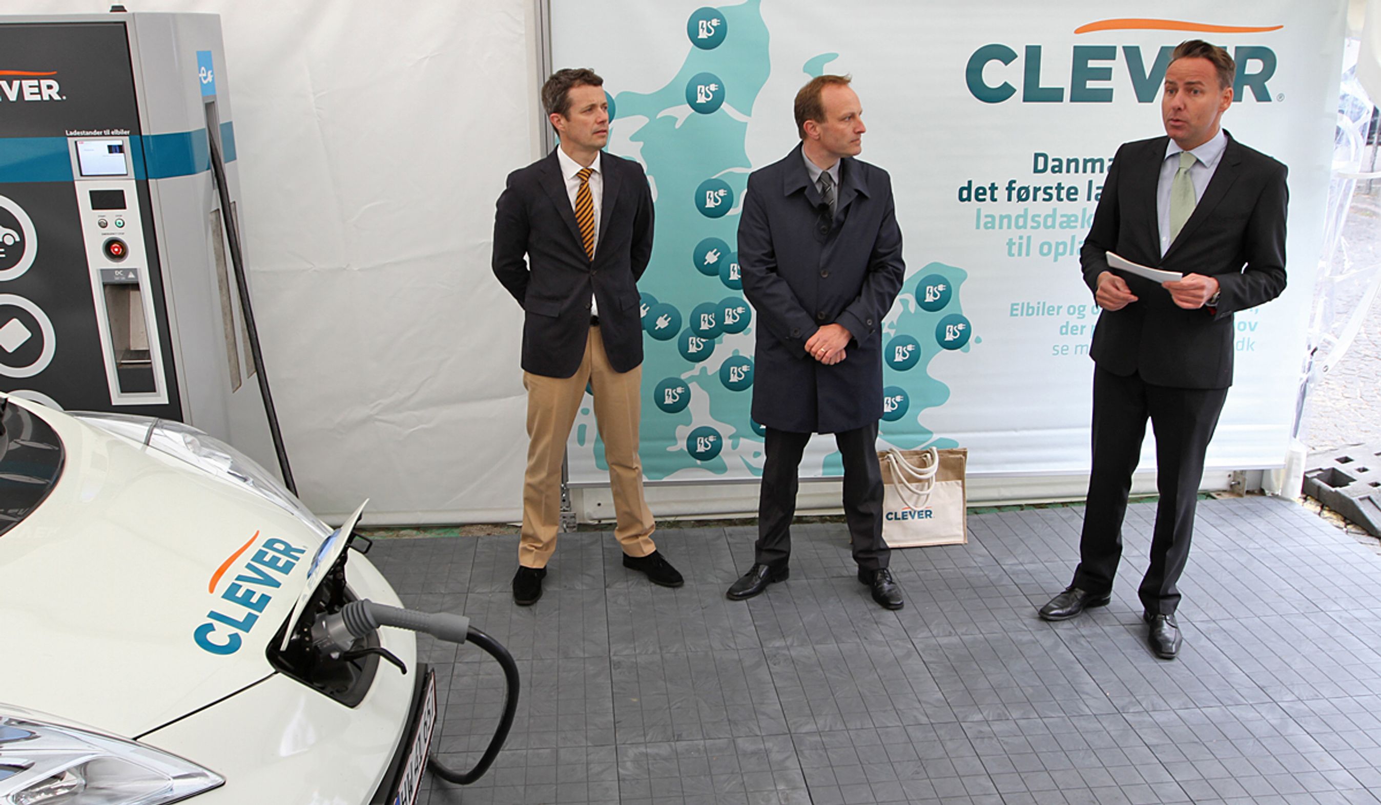 Kronprins Frederik, klimaminister Martin Lidegaard (i midten) og direktør for Clever, Lars Bording.