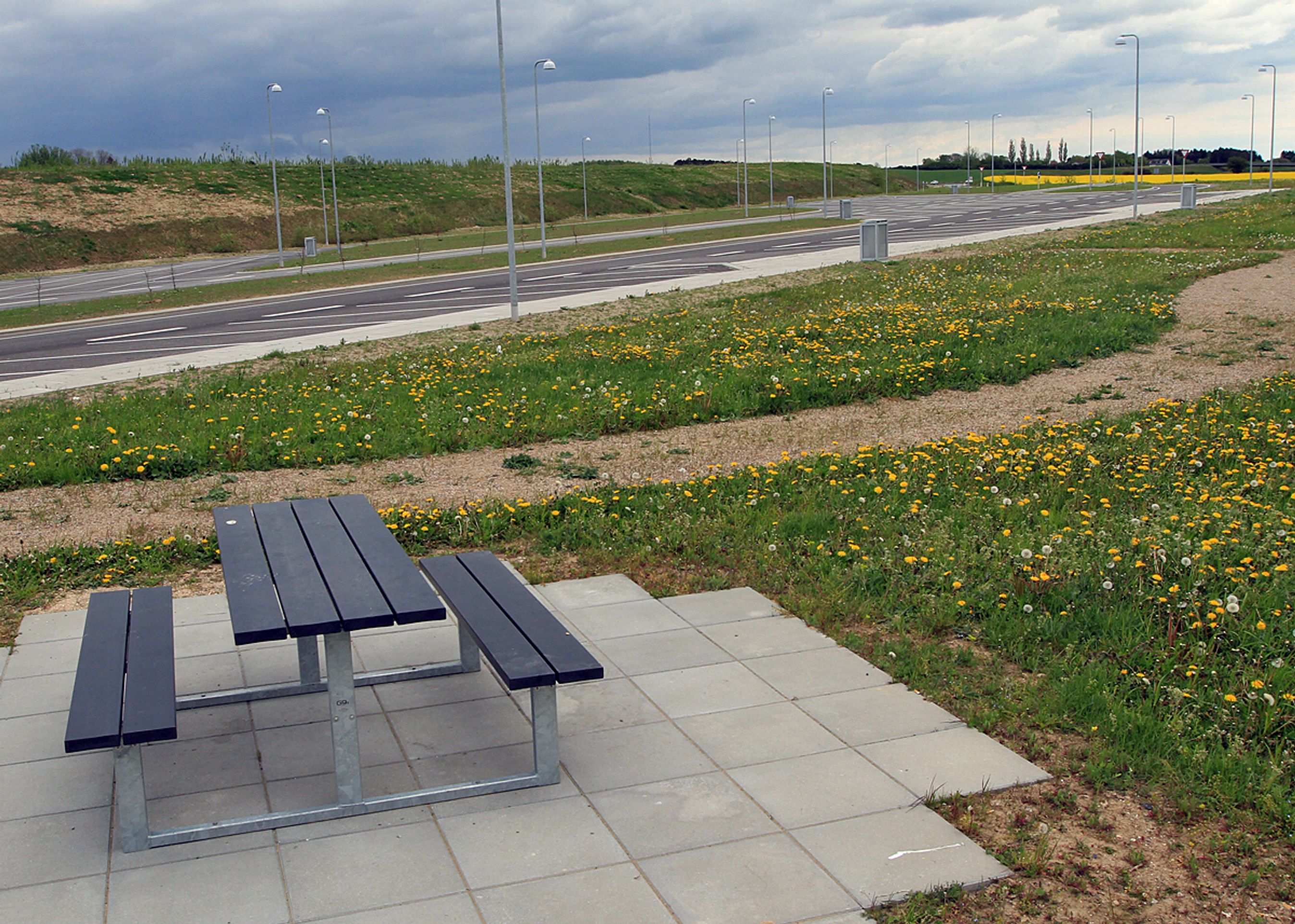 Der er borde og bænke og en toiletbygning - og ikke mere. Foruden udsigt til masser af natur.