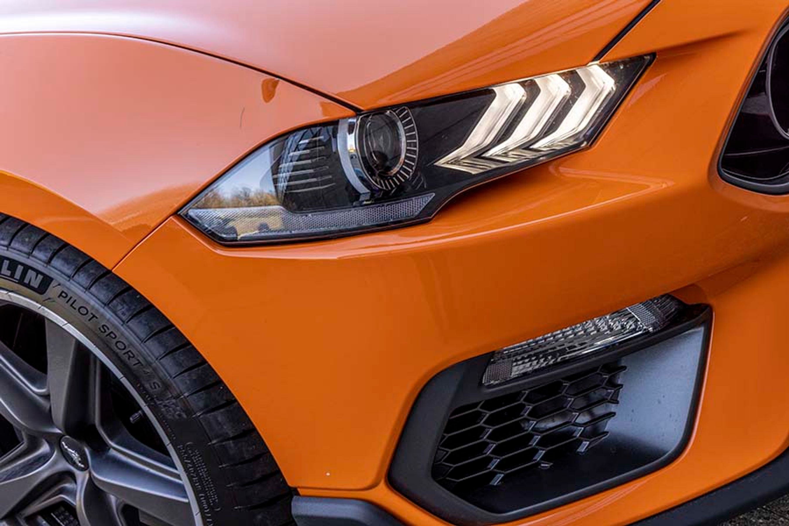 Der er LED-lygter både foran og bag på bilen. Bilen skal minde om de glade 60’ere, men den er teknisk opdateret, så den også kan fungere i hverdagen her i 2022. Det primære minus på udstyrslisten er afsavnet af adaptiv fartpilot. Så du må selv holde afstand på motorvejen.