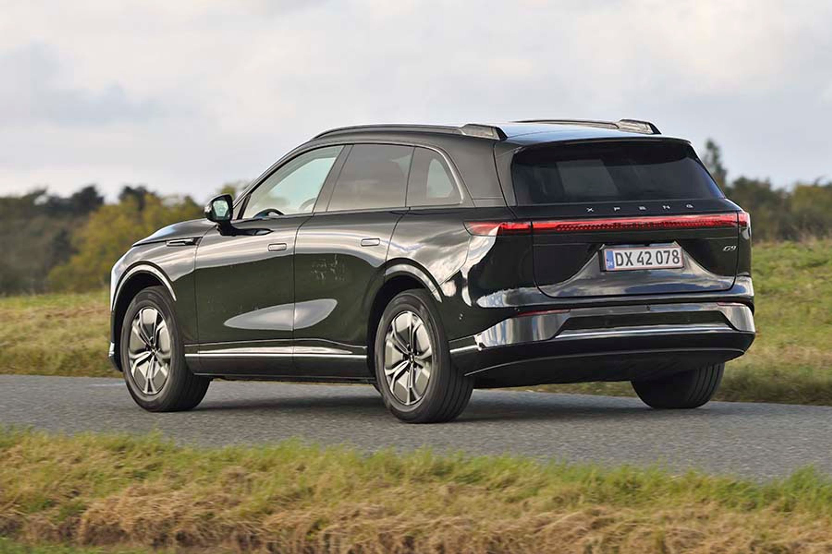 Generelt kører G9 godt. Basismodellen har traditionel affjedring, der er lidt mere fast end i topmodellen, der har luftaffjedring. Største udfordring for modellen er de mange køreassistenter, der fungerer dårligt i forhold til europæiske konkurrenter i luksusklassen.