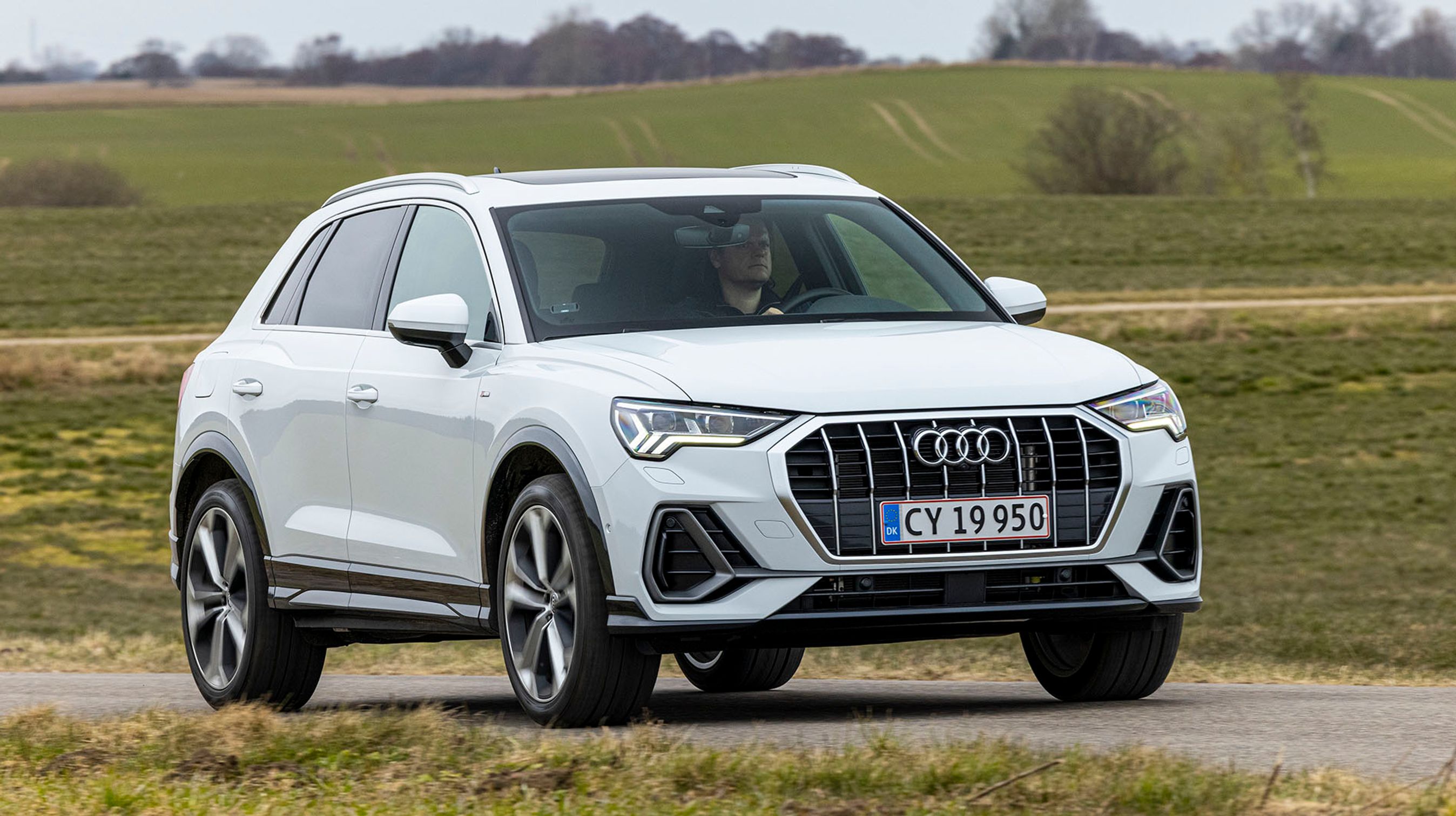 Audi Q3 er som plugin-hybrid kun udstyret med forhjulstræk. Fronten er præget af den nærmest enorme kølergrill.