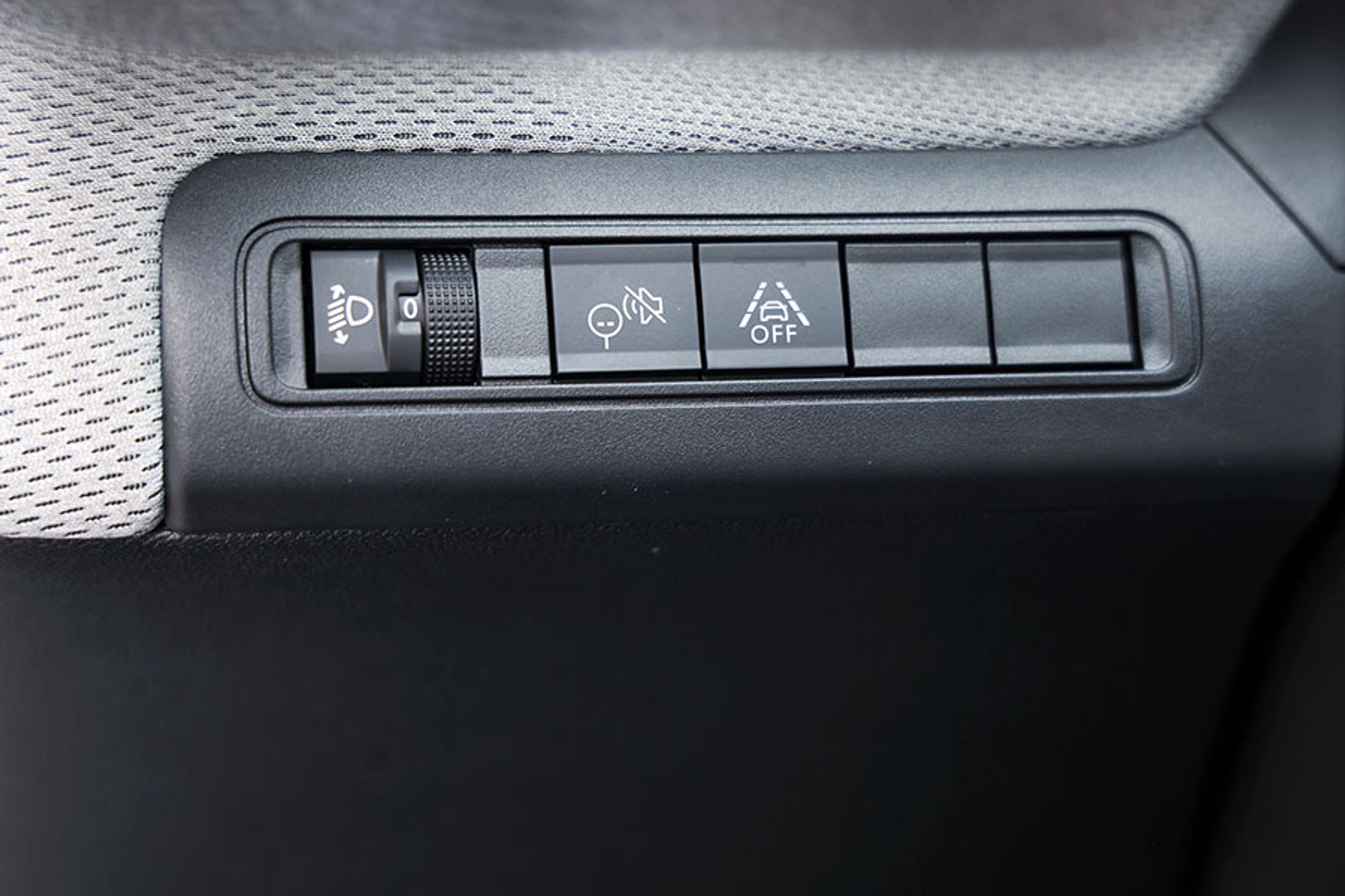 En knap ved rattet gør det let at slå fartalarmen fra.