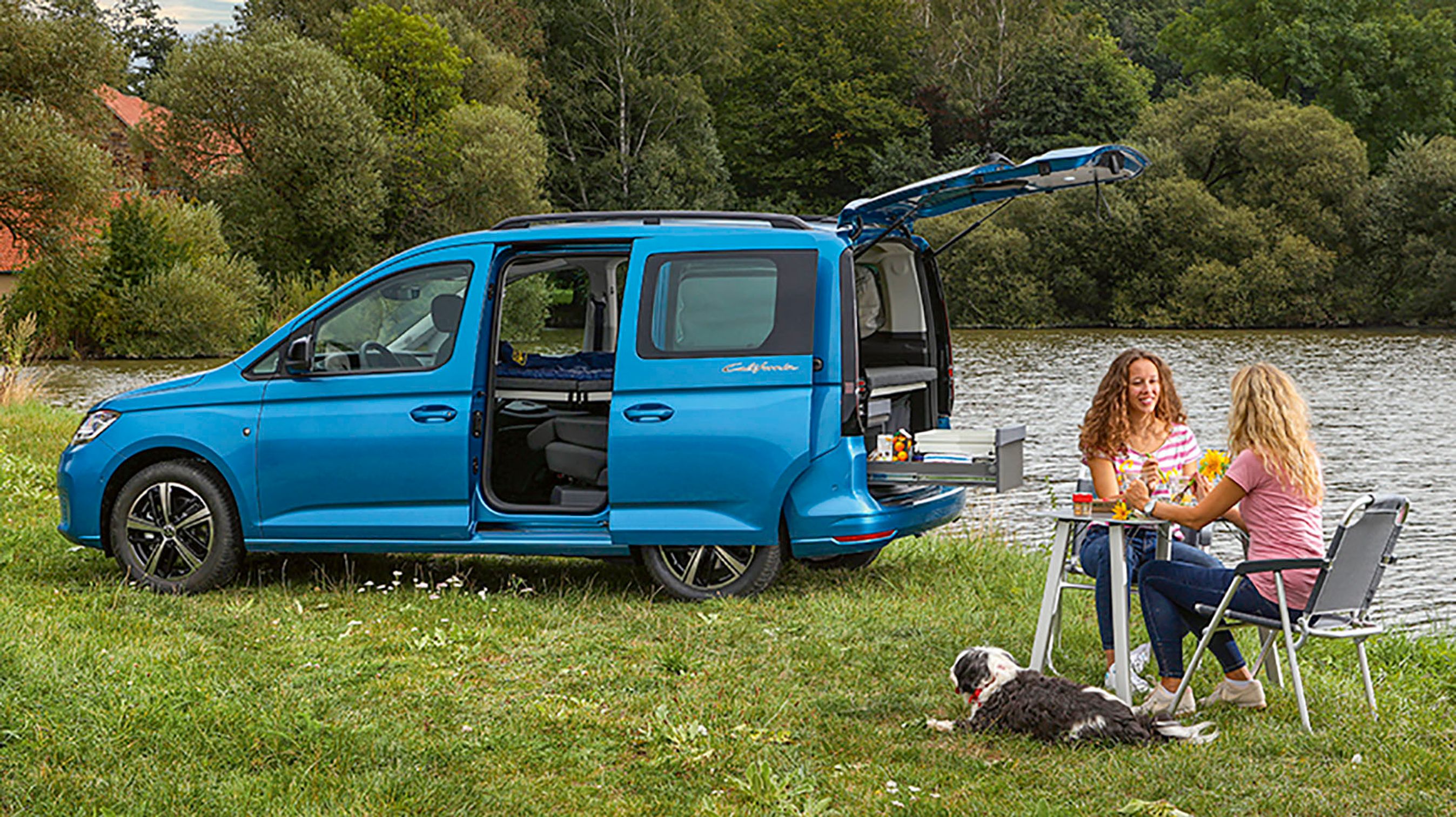Caddy er VW’s svar på en Berlingo, og det betyder god plads i bilen. Med denne campingudgave er der plads til fem personer i hverdagen, mens to kan tage på tur i en bil med indbygget dobbeltseng.