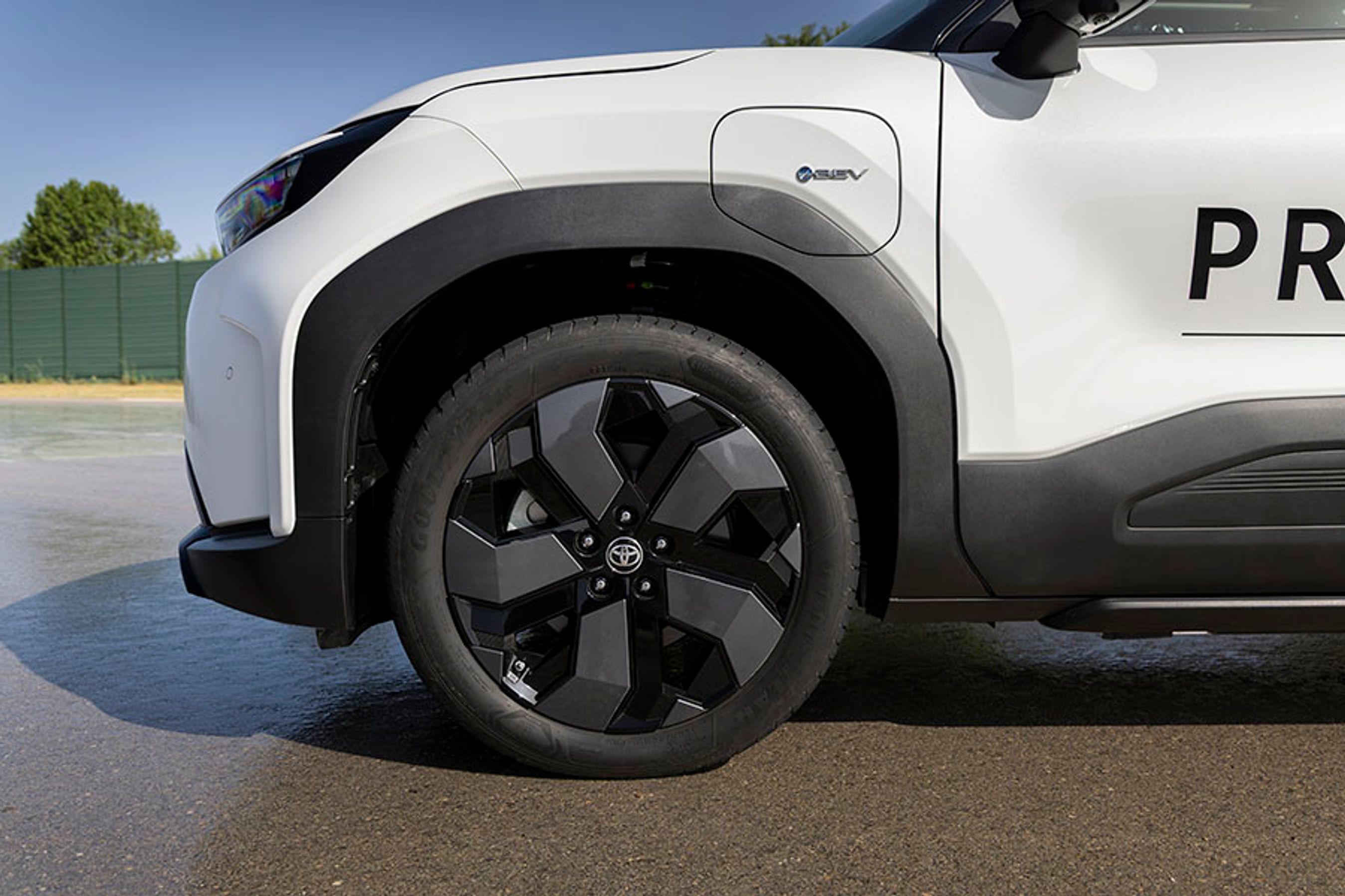 Ladelugen er placeret ved venstre forhjul. Hjemme kan bilen oplades med 11 kW via strøm fra tre faser, og på farten kan bilen oplades med op til 90 kW.