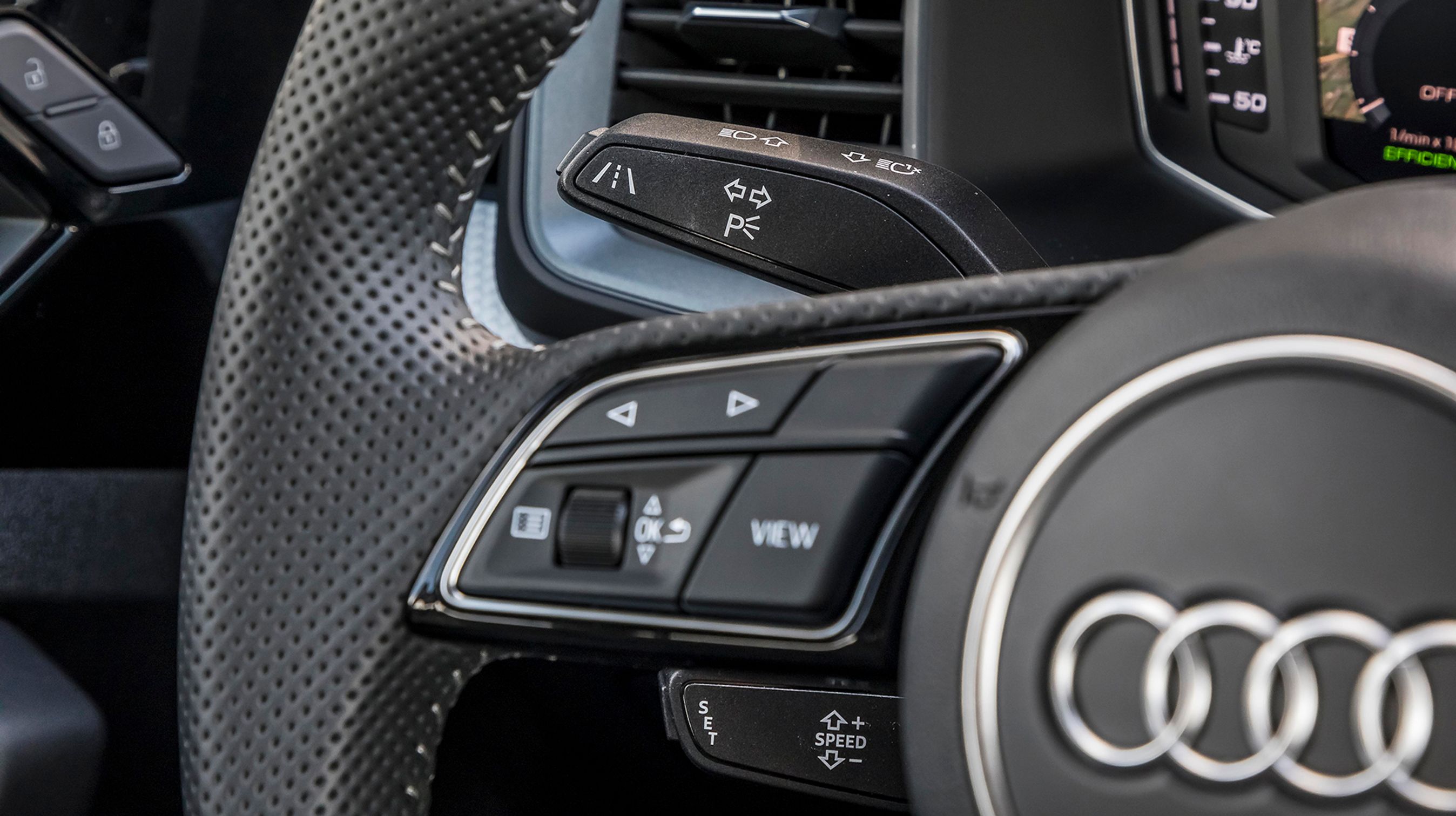 Bag rattet styres fartpiloten, der er af den adaptive slags. Den fungerer ved alle hastigheder og gør næsten køkørsel til en fornøjelse.