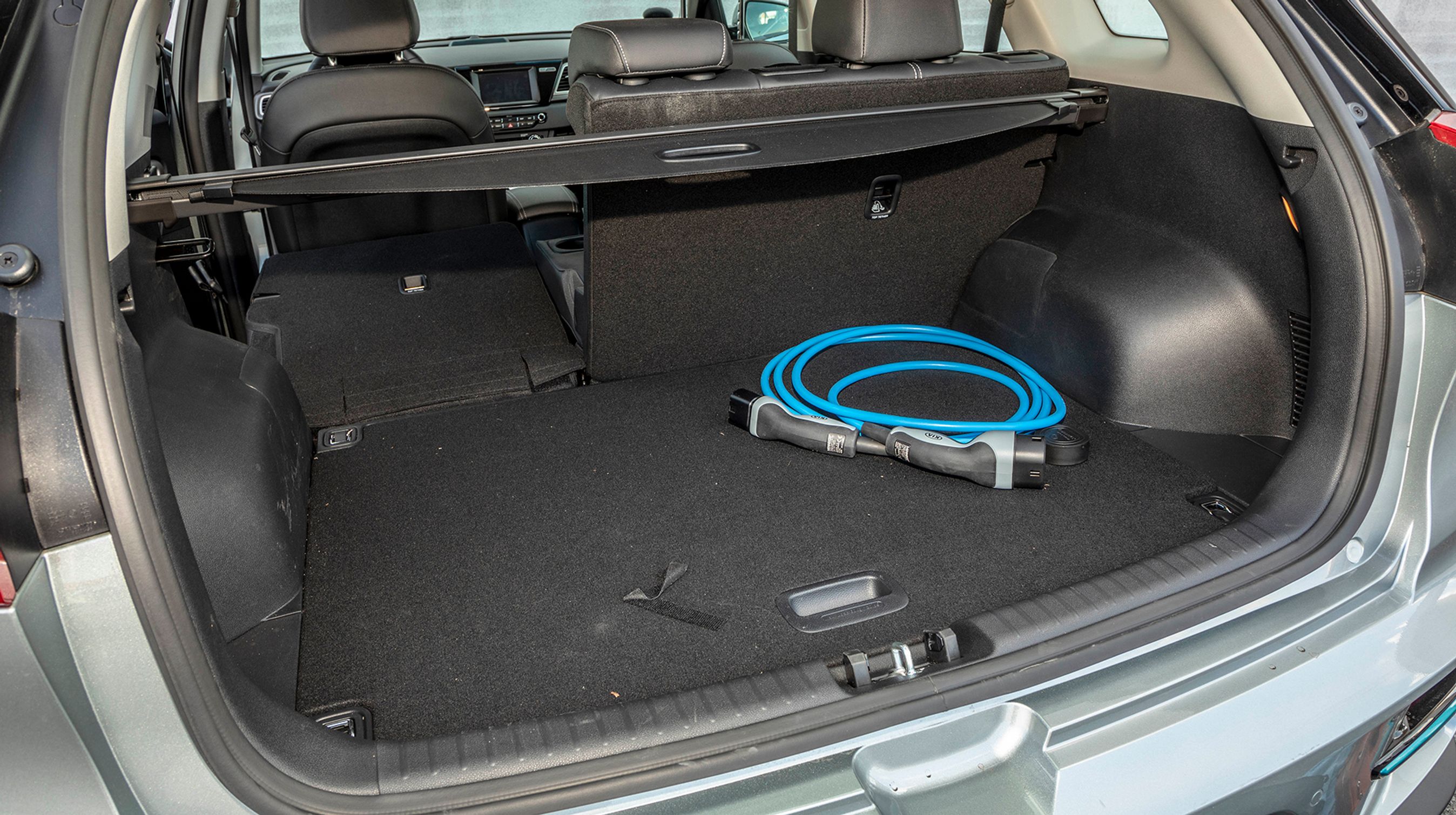 Bagagerummet rummer 451liter, og opleves en del større end f.eks. Hyundai Konas. Der er et ekstra rum under gulvet.