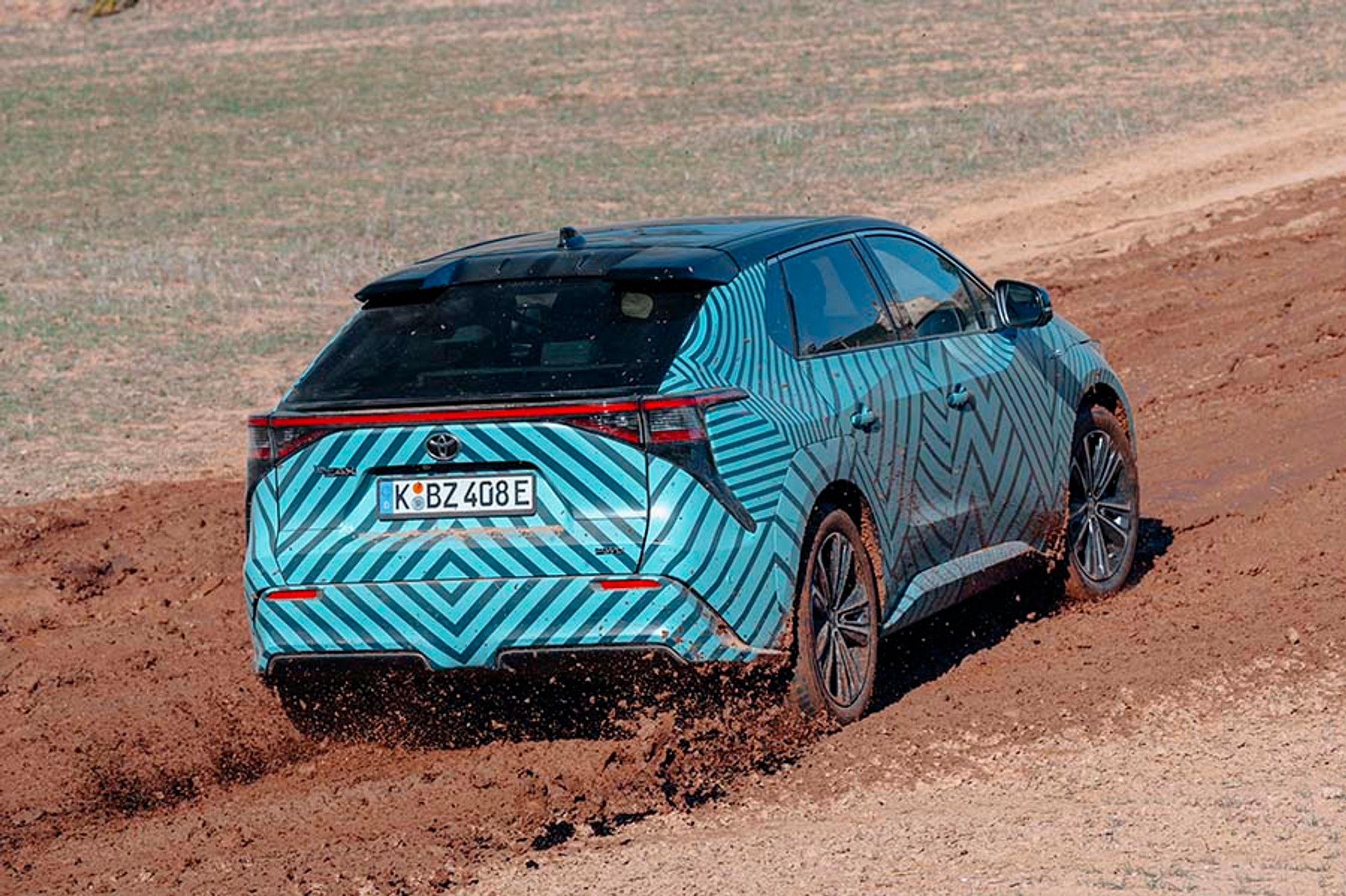 Elbilen er udstyret med flere køreprogrammer, som gør den ekstra god til offroadkørsel. Det fik vi demonstreret på en bane med både jordkørsel, mudderbad, bakker og bump.