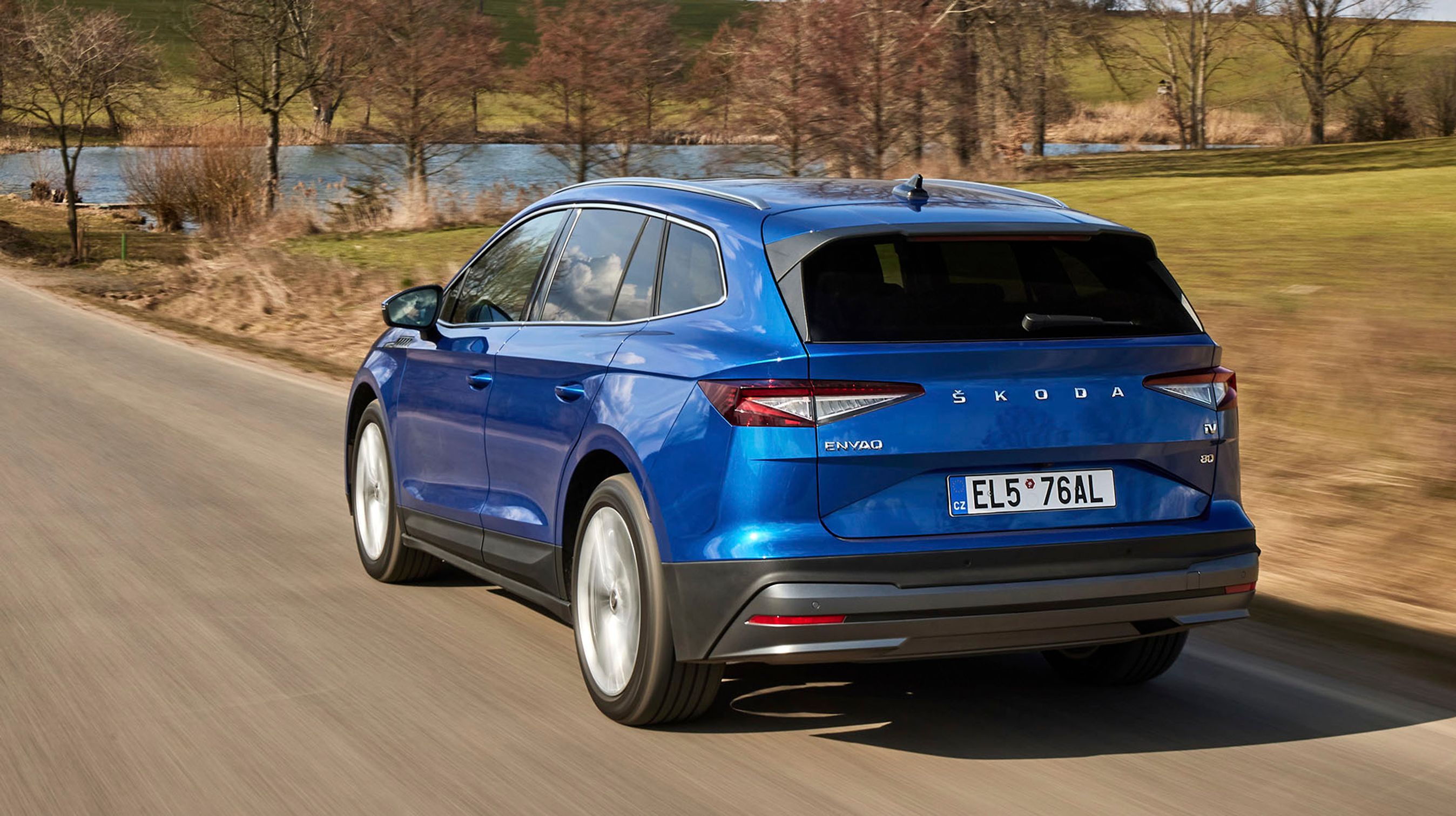 Karrosseriet er opdelt i en sort underdel og en farvet overdel. Bemærk, at Enyaq ikke er forsynet med plastickanter langs skærmkasserne, som man ellers ser i mange nye SUV’er.