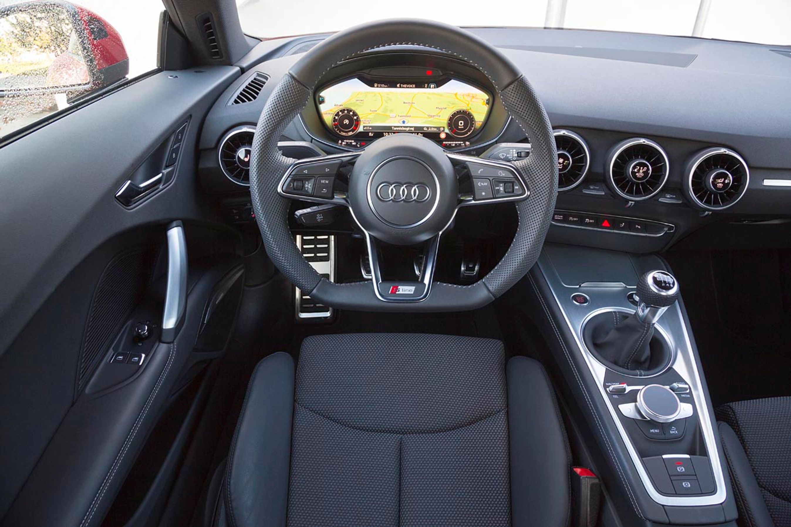 Instrumentbordet er holdt i sort og krom, og man sidder fremragende bag rattet.