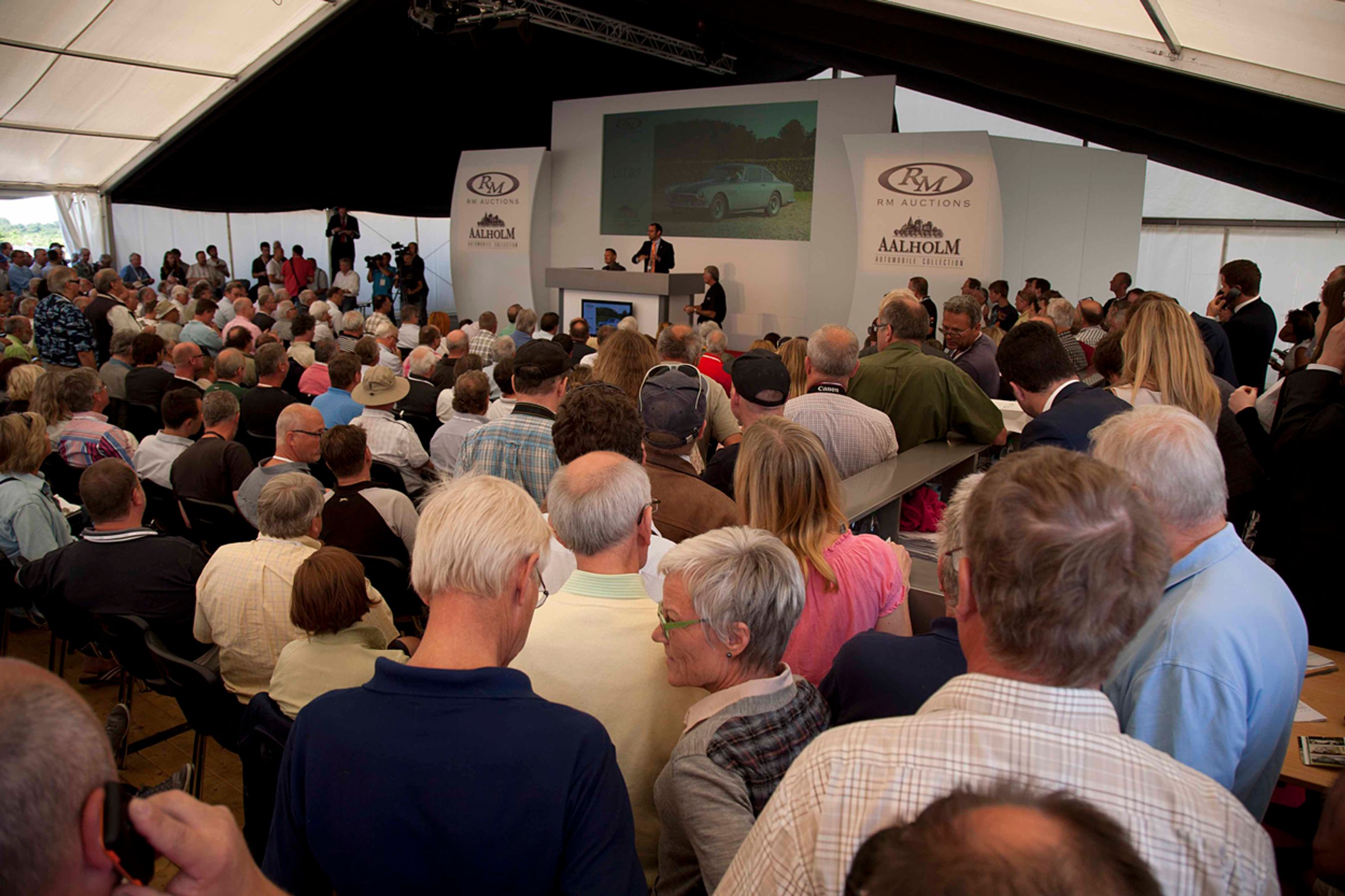 Salen var propfuld længe før auktionens start.
