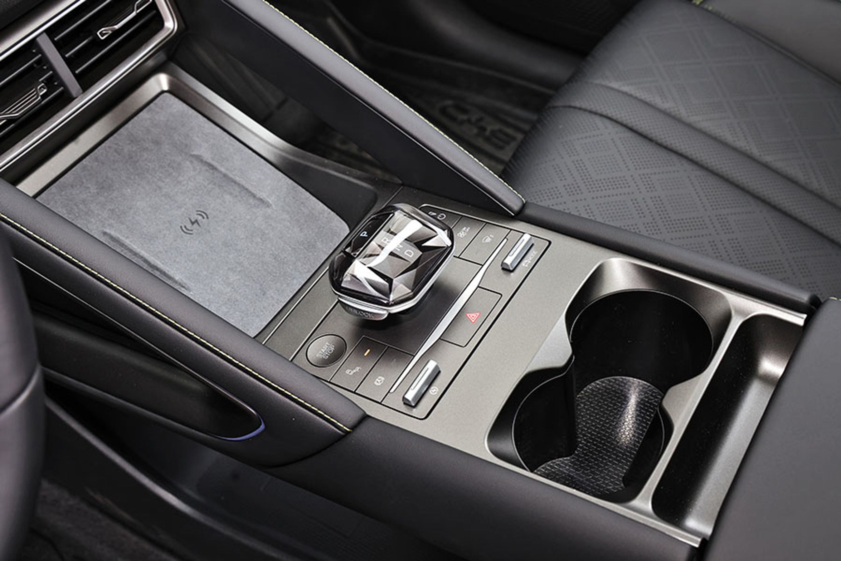 Gearvælgeren er flot udformet, er let at betjene og går selv i P, hvis døren åbnes, eller hvis man slukker bilen. Knappen nederst til højre regulerer rekuperationen, hvor der kan vælges mellem høj eller lav.