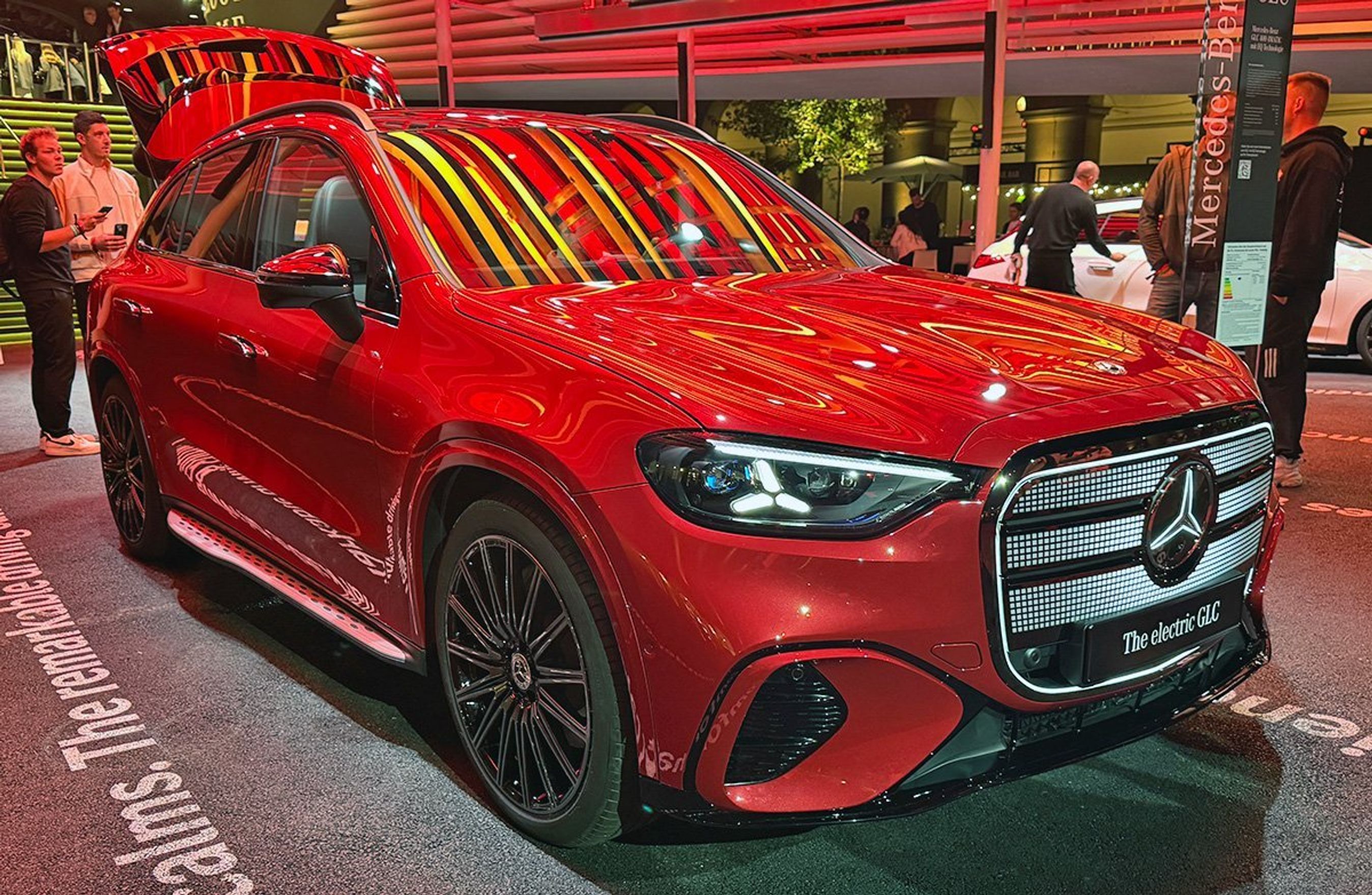 Mercedes-Benz GLC forfra i rød.