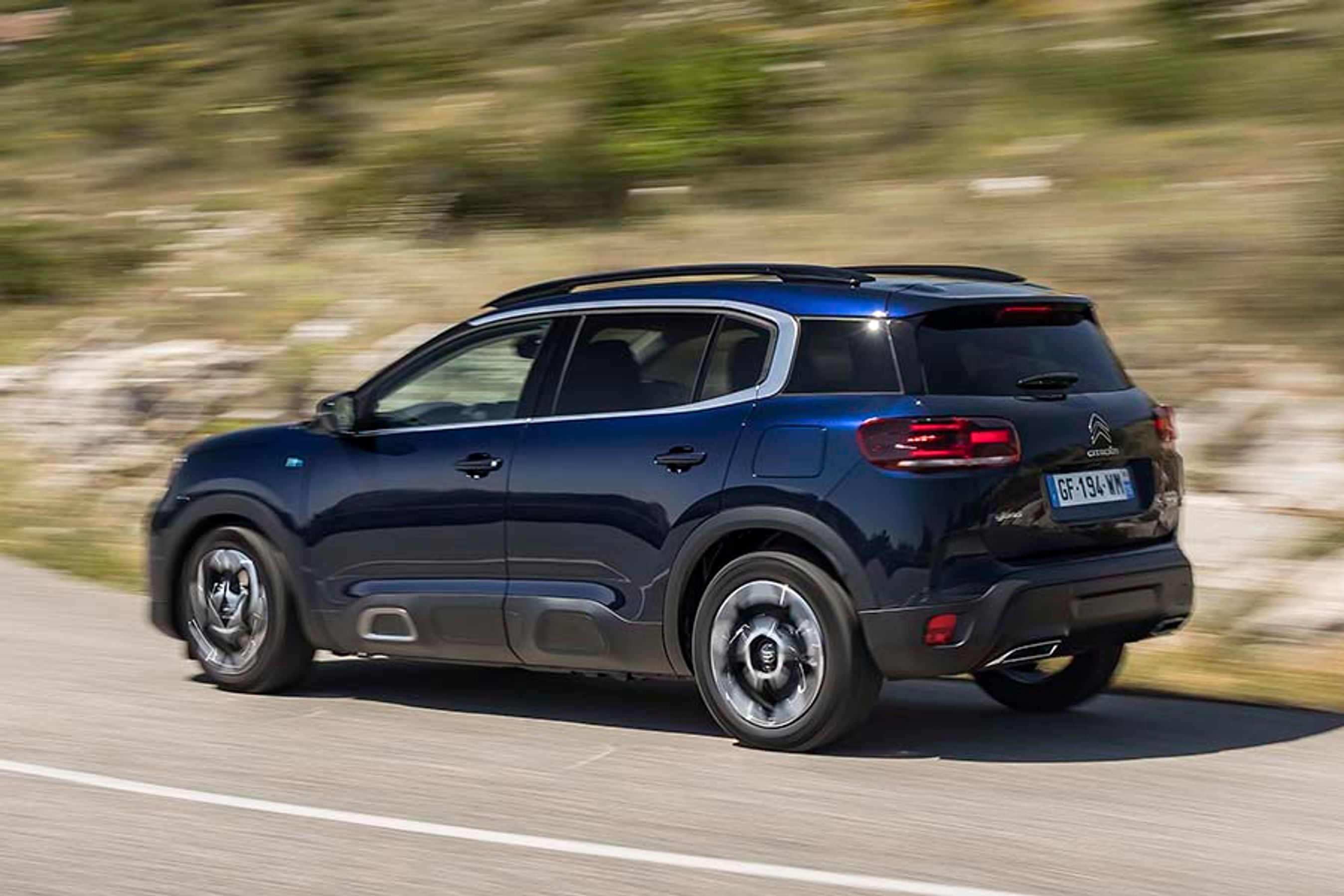 Der er et tydeligt SUV-design ved C5 Aircross med plastic-paneler rundt om hjulene og en høj siddeposition. Bemærk også den ekstra rude bag bagdørene, der efterhånden er blevet et tydeligt Citroën-designelement.