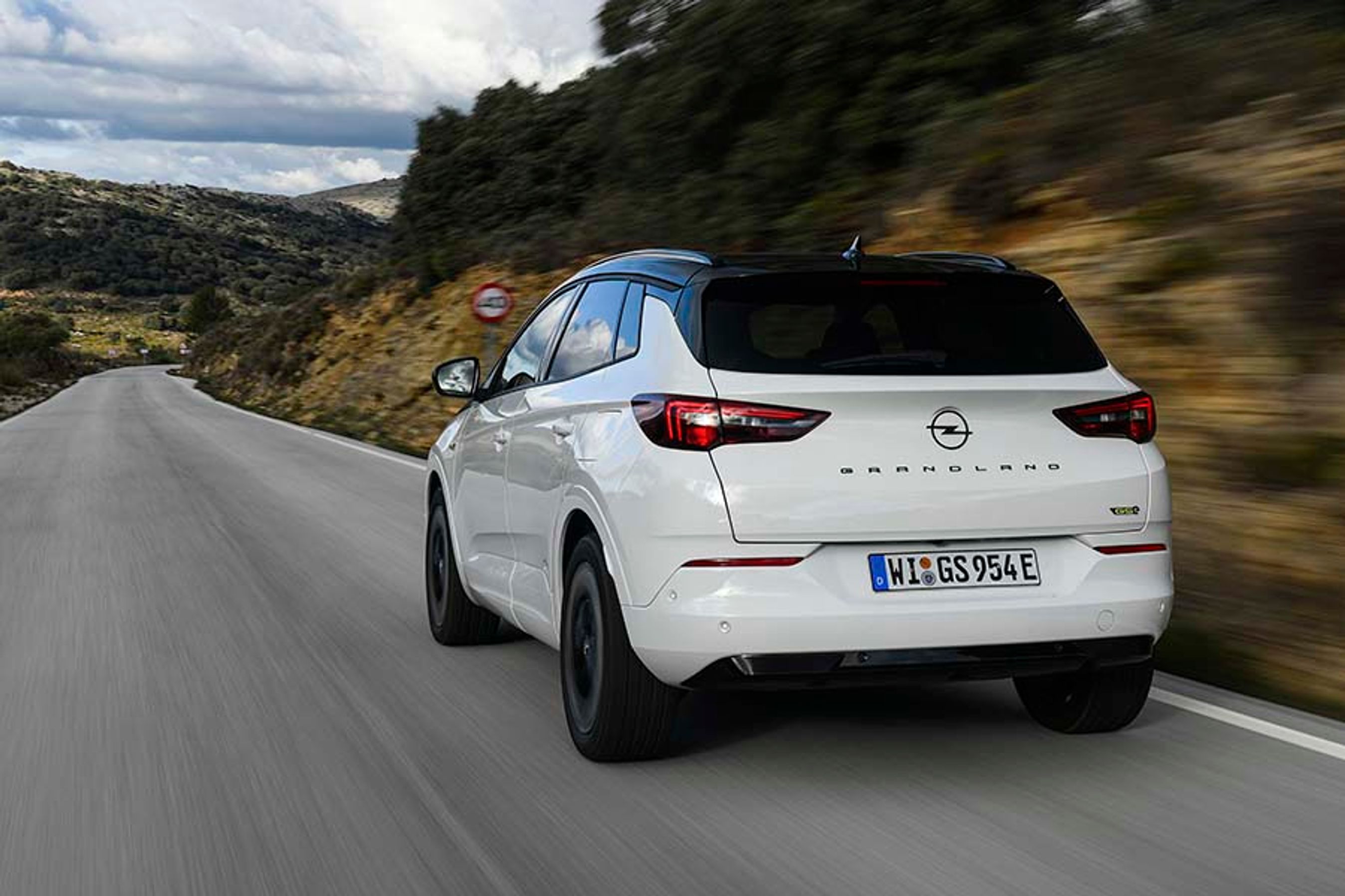 Som andre plugin-hybrider er benzintanken ikke så stor, i Grandland er den på 39 liter. Så man skal stoppe oftere og tanke, end man er vant til, når man kører på langtur. 