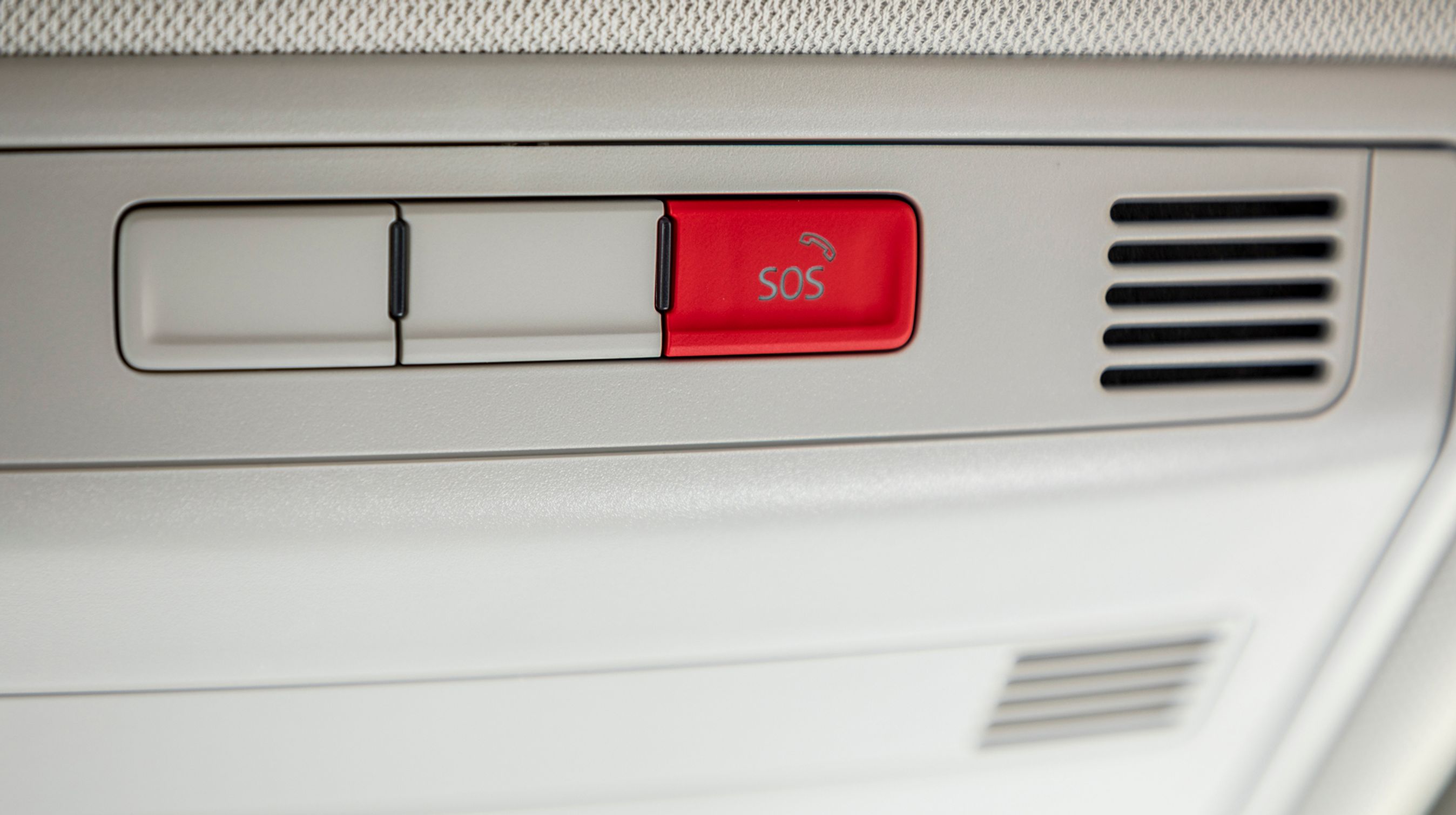 Der er indbygget e-call, så man kan få kontakt til en vagtcentral i tilfælde af en ulykke.