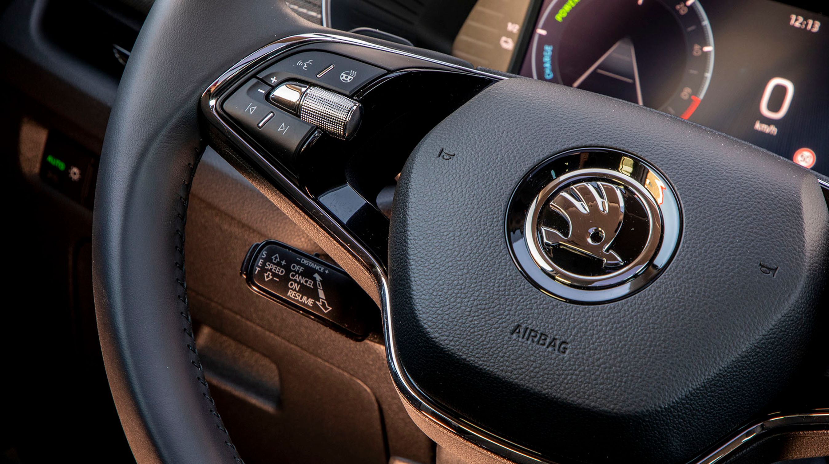 På venstre side af rattet styres bl.a. ratvarmen, og bag rattet sidder noget skjult en ekstra arm, hvorfra fartpiloten styres. Er man fortrolig med funktionen, er det fint, men placeringen stjæler opmærksomhed fra fører, der ikke er vant til placeringen.ilister.