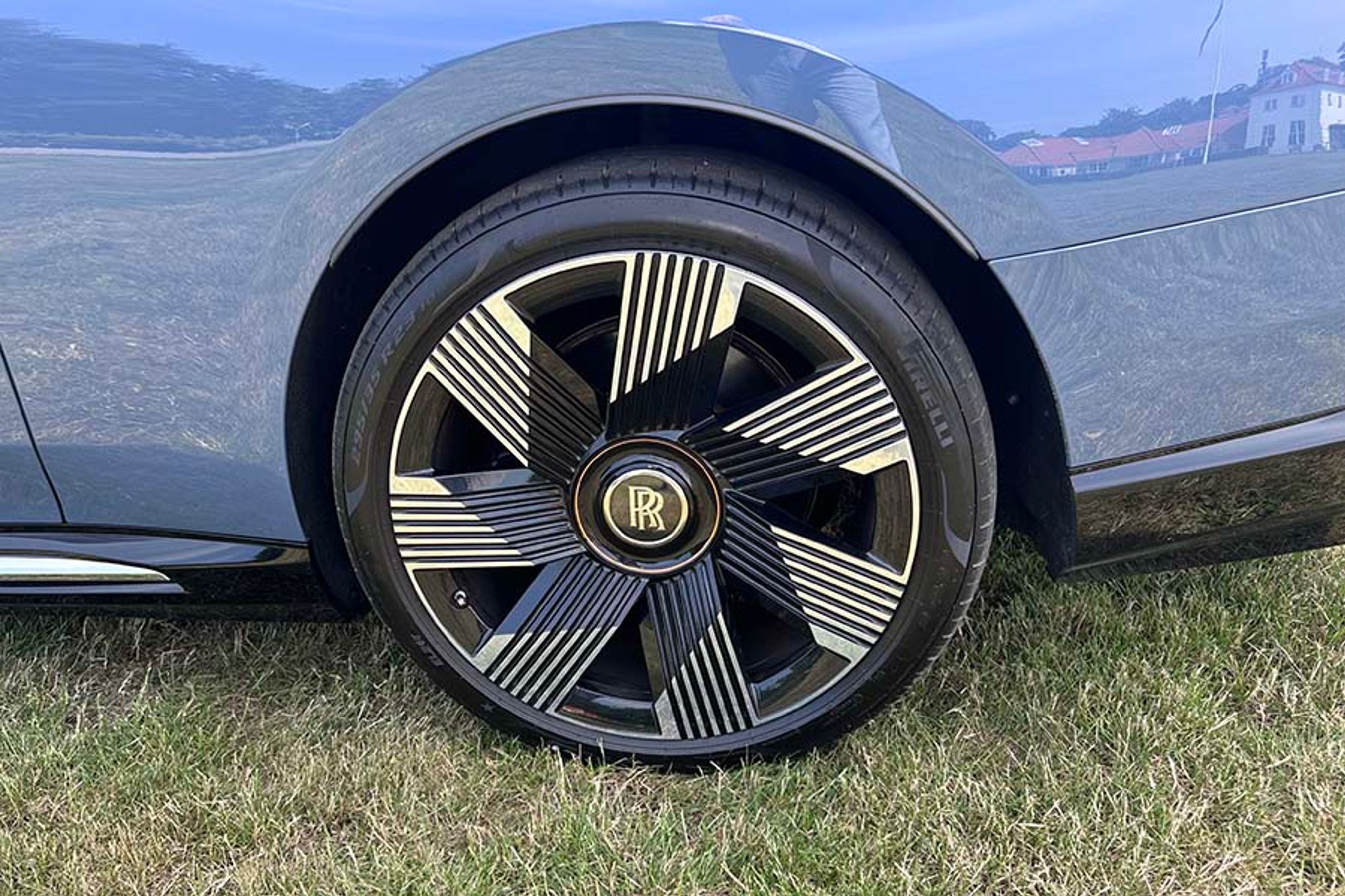 Centerkapslen i hjulene er monteret, så den står stille, når hjulene drejer. På den måde står RR-logoet altid korrekt. Baghjulenes størrelse er 295/35R23 – nogle af de største dæk, vi hidtil har set på en testbil!