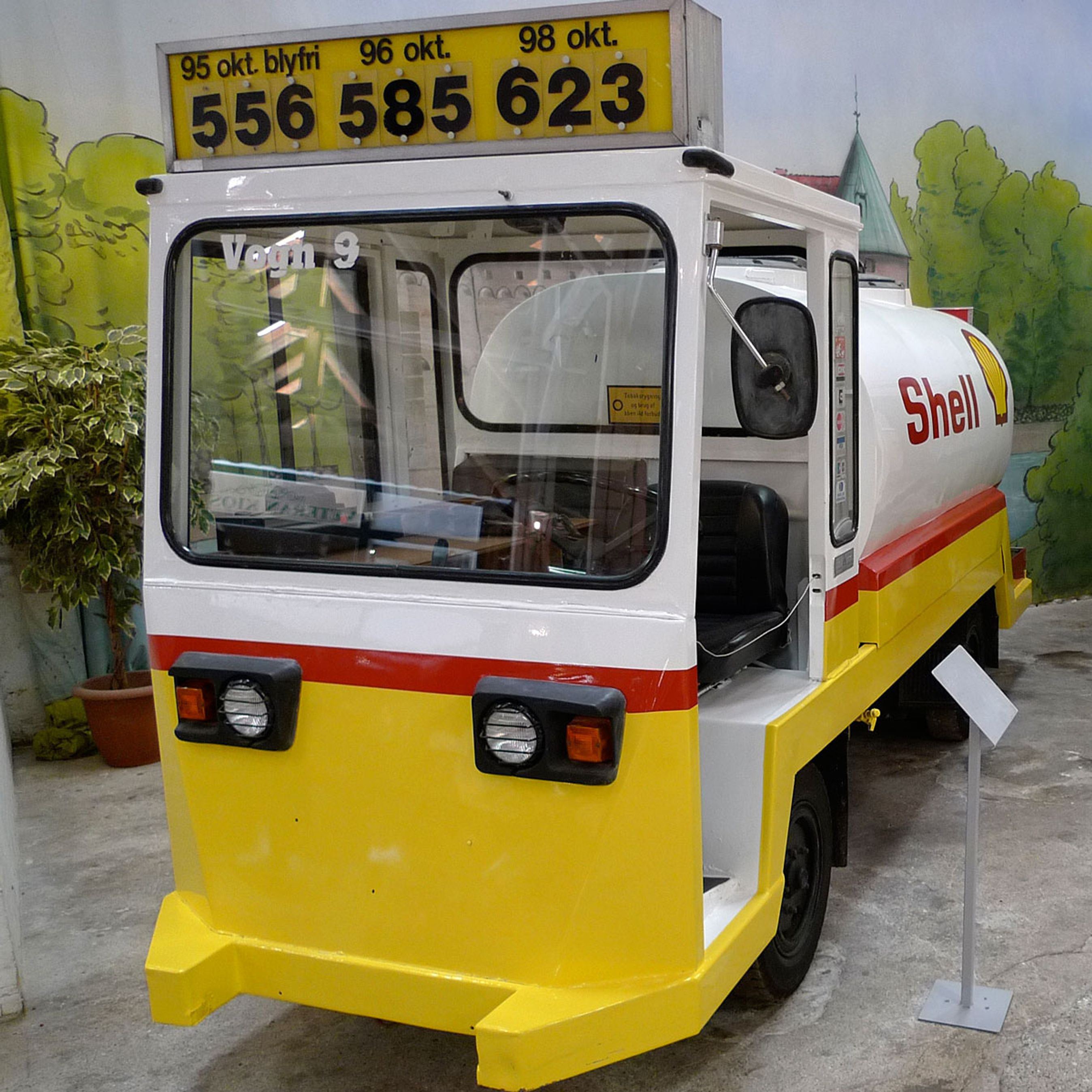 Mange bilister har mødt disse minitankvogne ved Storebæltsfærgerne - et lille stykke dansk kultur- og transport-historie.