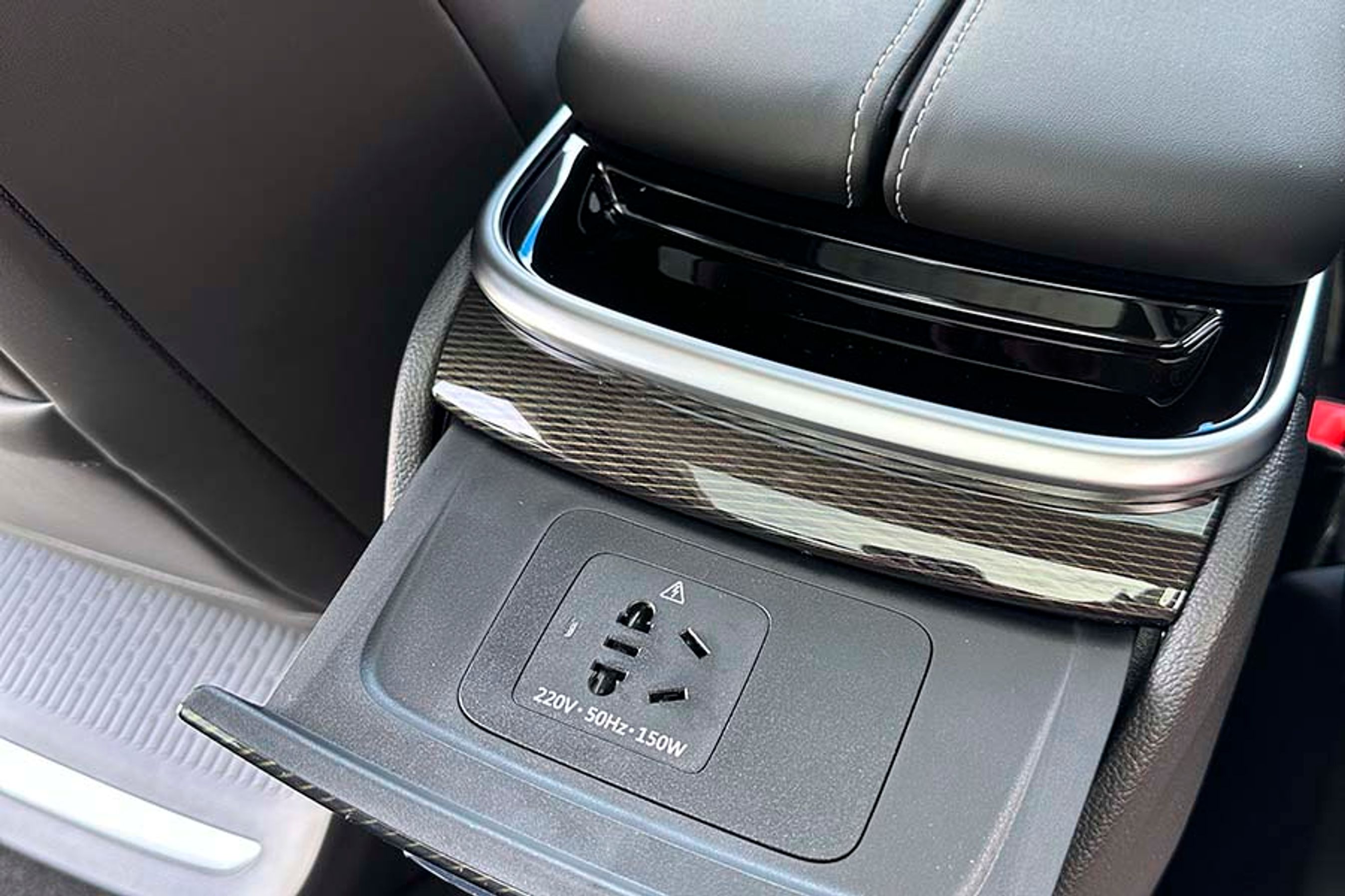 Der er 220 volt-strømudtag til passagererne foruden masser af usb-stik.