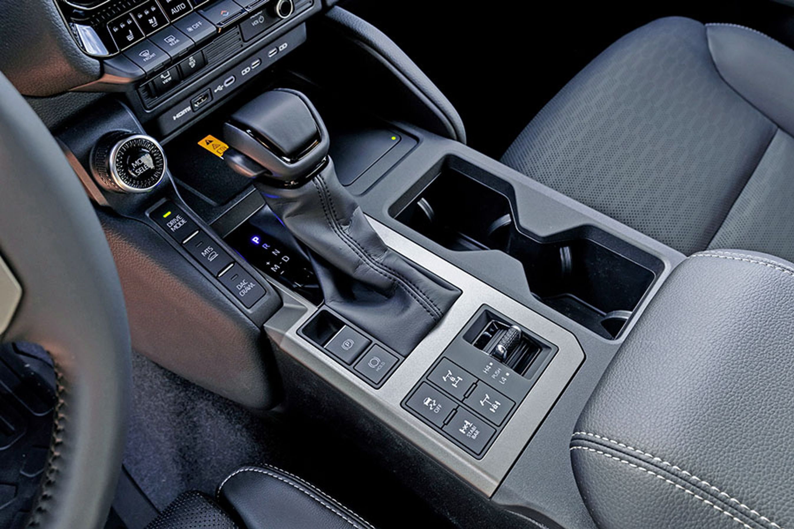 I midterkonsollen er det et helt orgel af fysiske knapper til reduktionsgear, differentialespær, krybefunktion og køreprogrammer. Også klimaanlægget har rigtige knapper, der er nemme at ramme.