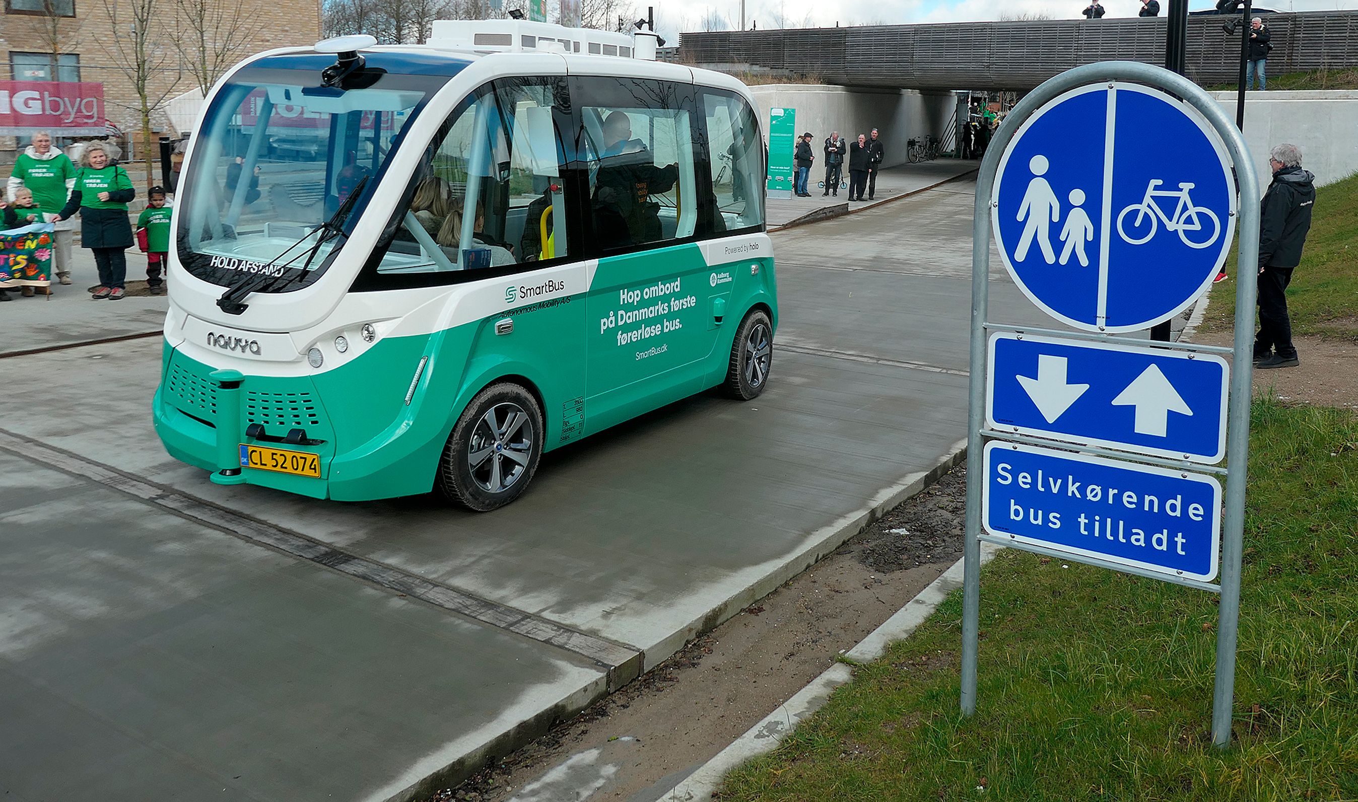 Den selvkørende bus i Aalborg kører på et stisystem, hvor der er mange bløde trafikanter.