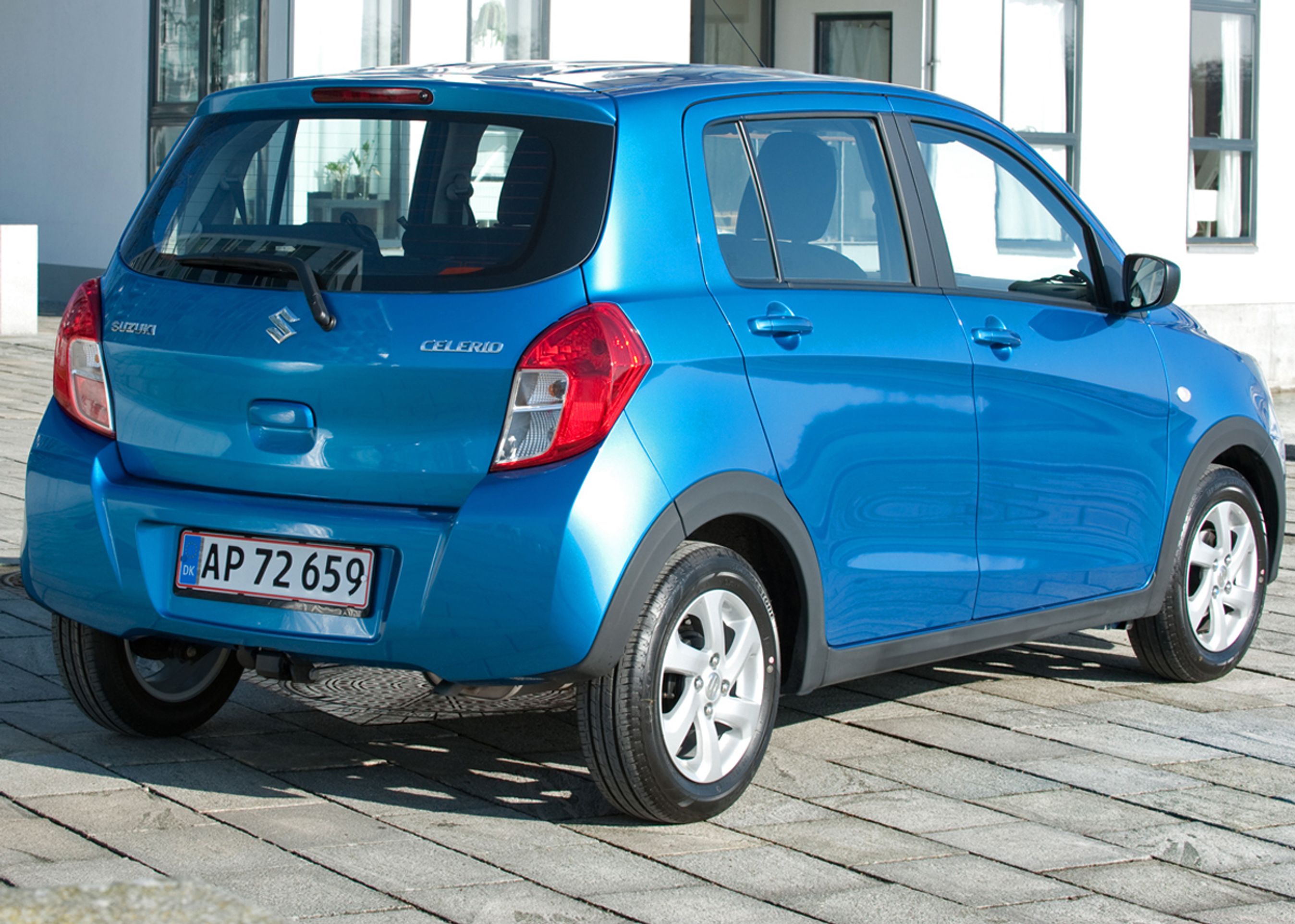 Adgangen til kabinen er relativ let takket være dørenes store åbning, og selv ved bagsædet er der plads til to voksne eller tre børn. Fotos: Suzuki