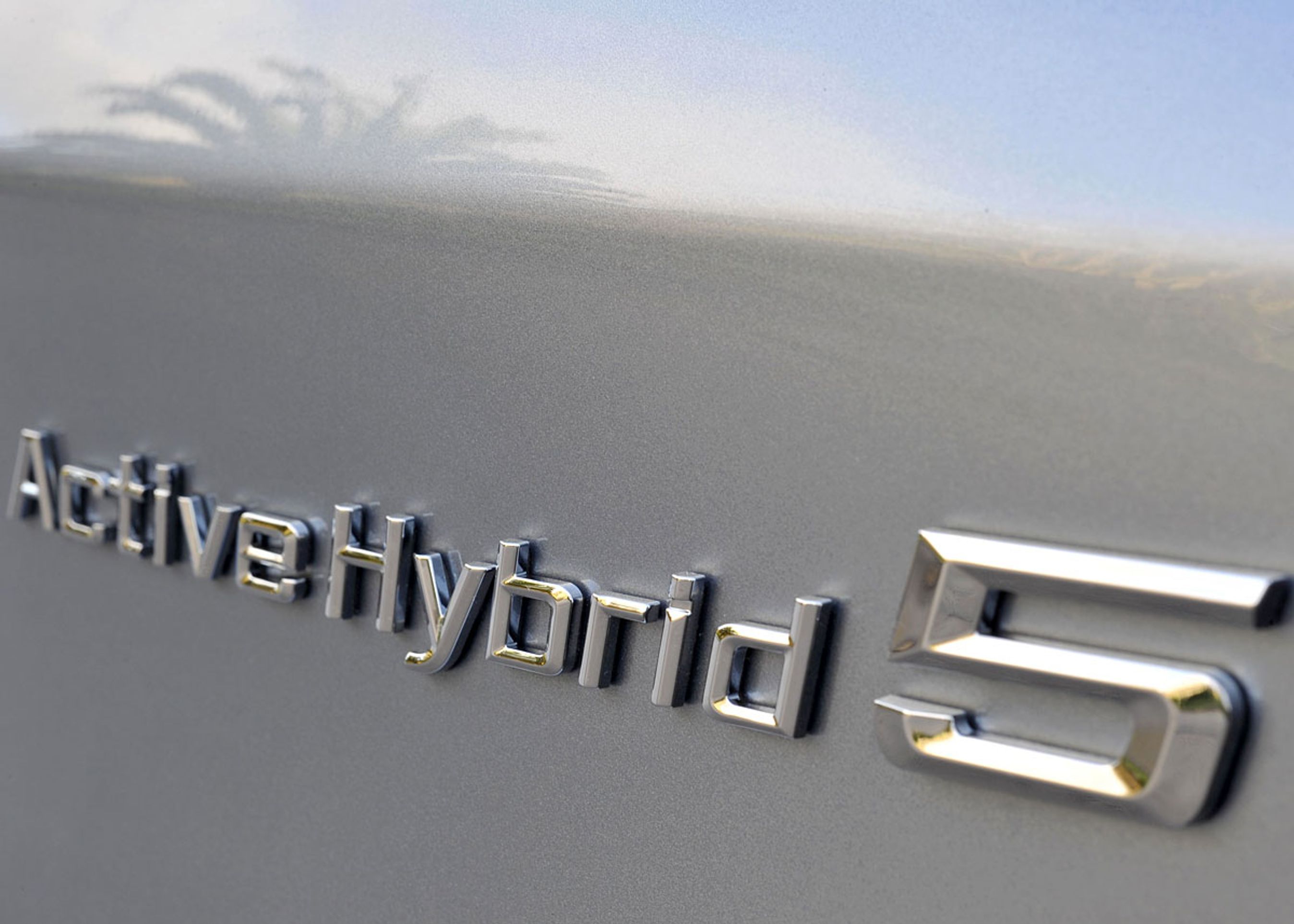 BMW lader ordet "Active" indgå i modelnavnet, så kunderne ikke skal tro, at der er tale om en ganske vist grøn, men også bovlam udgave.