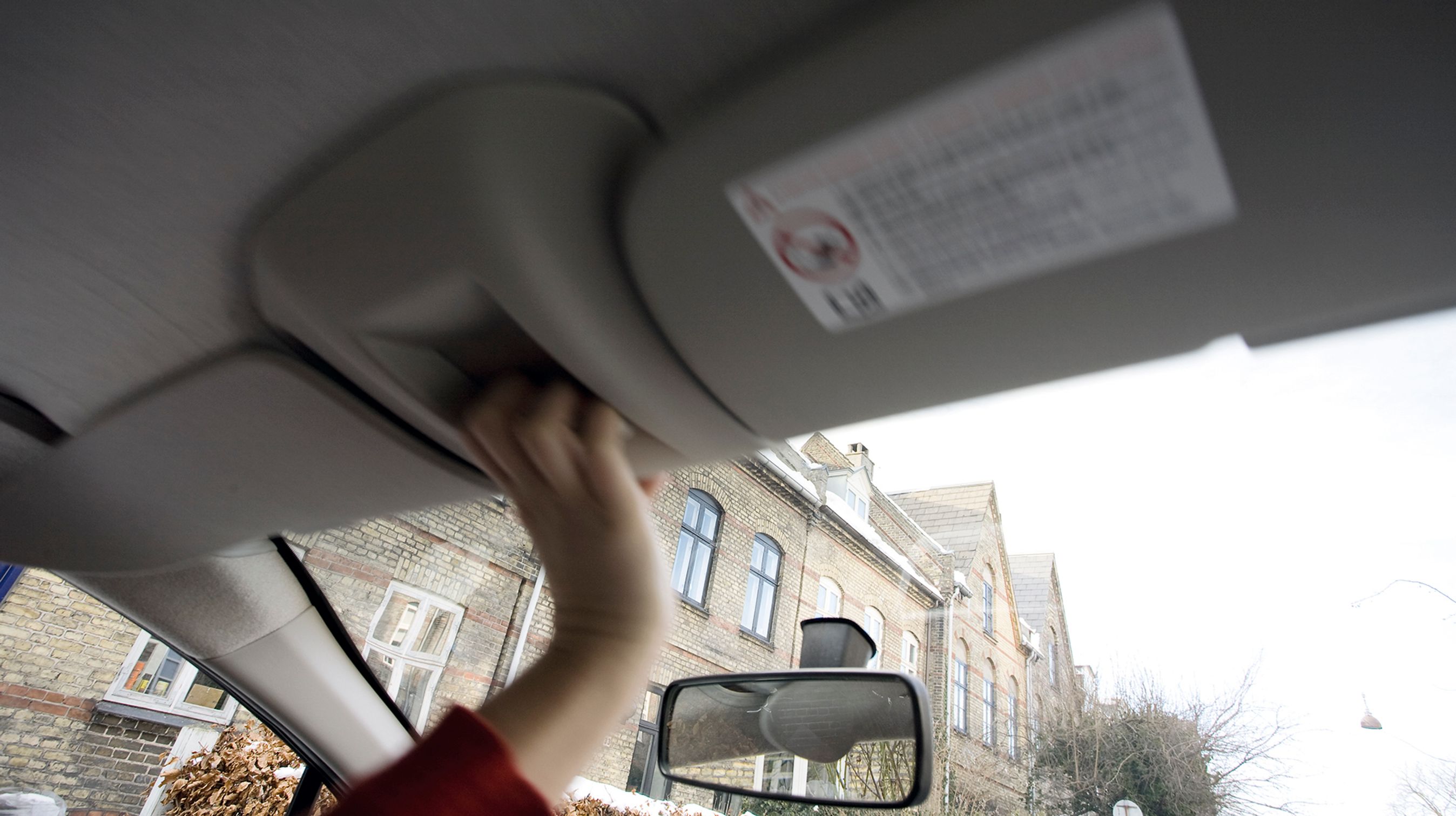 Generer solen gennem den store forrude, kan man manuelt køre det indvendige tag frem.