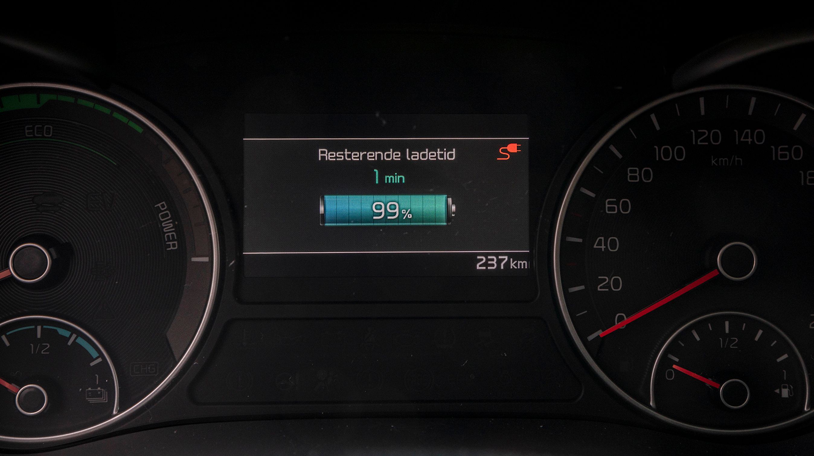 Batteriet er på 11 kWh, hvilket er markant mindre end i en elbil. Men opladning varer mellem tre og seks timer afhængig af, hvor kraftig en lader du har adgang til. Der er ingen mulighed for hurtigladning.