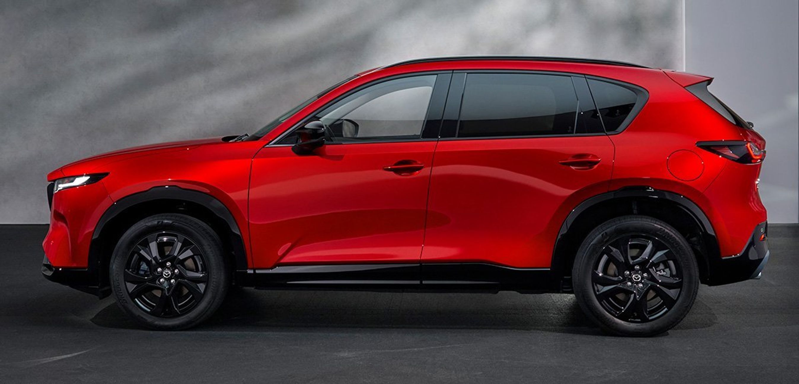 Rød Mazda CX-5 i profil.