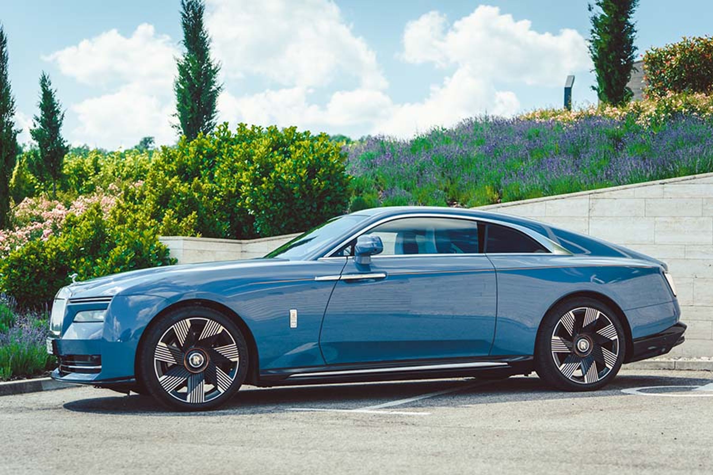 Med en længde på næsten 5,5 meter og en akselafstand på 321 cm hører Rolls-Royce Spectre til blandt de største biler på markedet. Der er dog kun én dør i hver side, og den åbner bagud med dørhåndtaget placeret under dørspejlet.