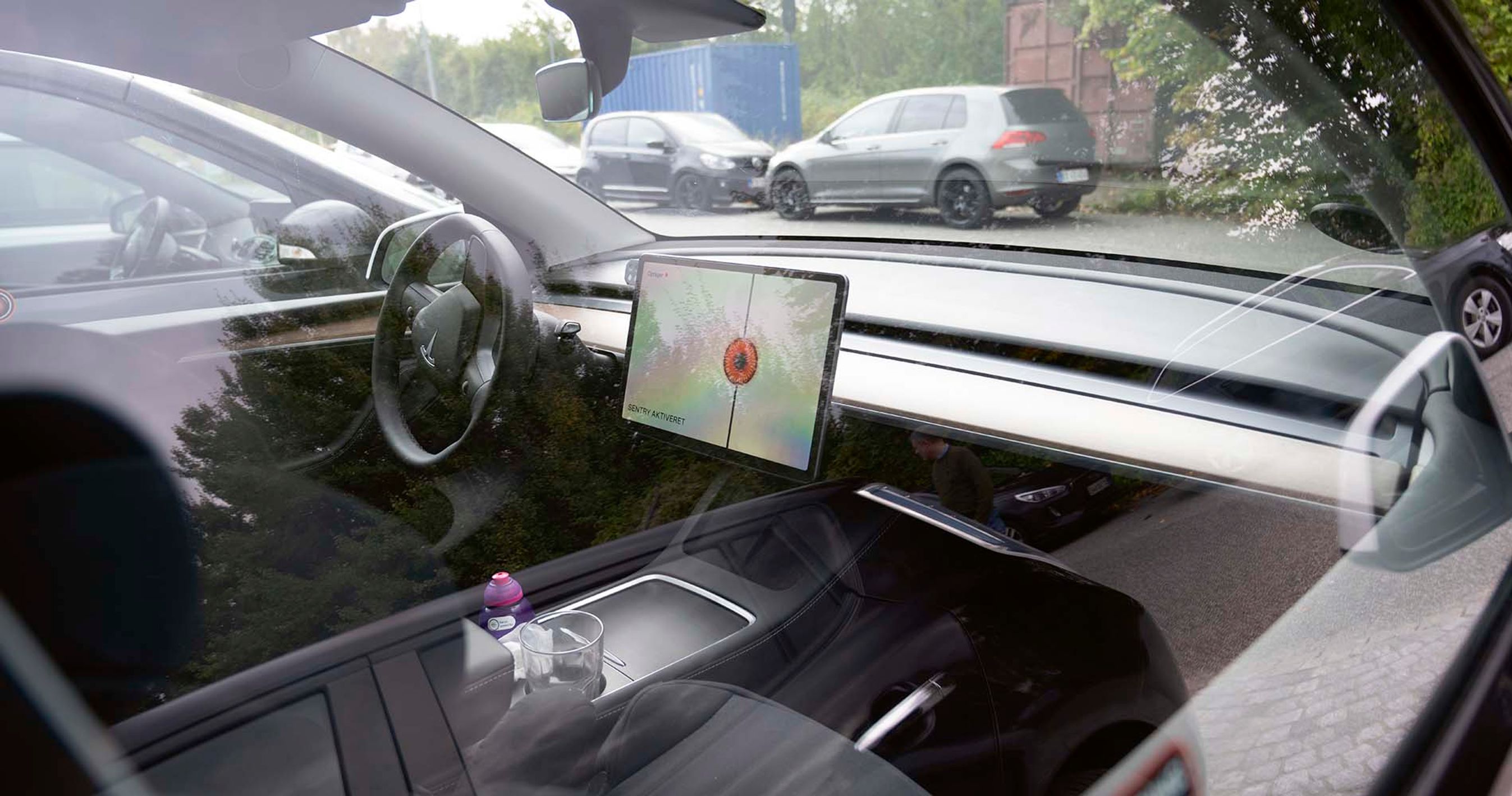 Sentry Mode er slået til i en Tesla, hvor man ser ind ad sideruden