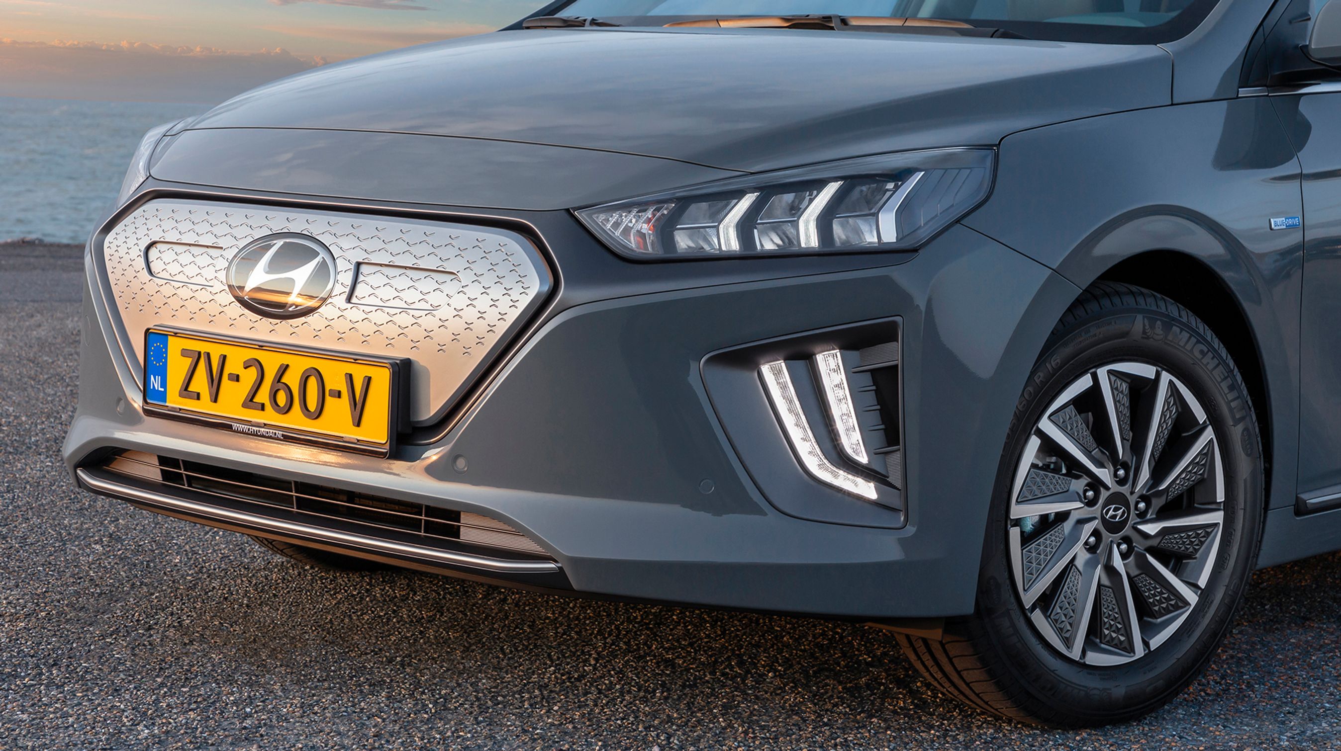 Faceliftet af Ioniq omfatter bl.a. nye forlygter og nye kørelyslygter forneden. Også fælgene har fået et mere moderne design.