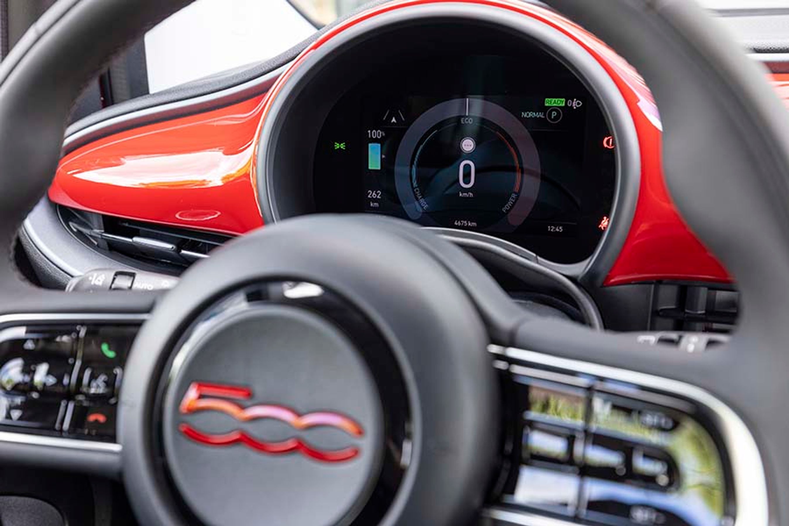 Farten vises med digitale tal, der er lette at afkode. Tilsvarende er der en søjle i venstre side, der viser, hvor meget energi, der er på batteriet. Både i procent og i forventet rækkevidde. 