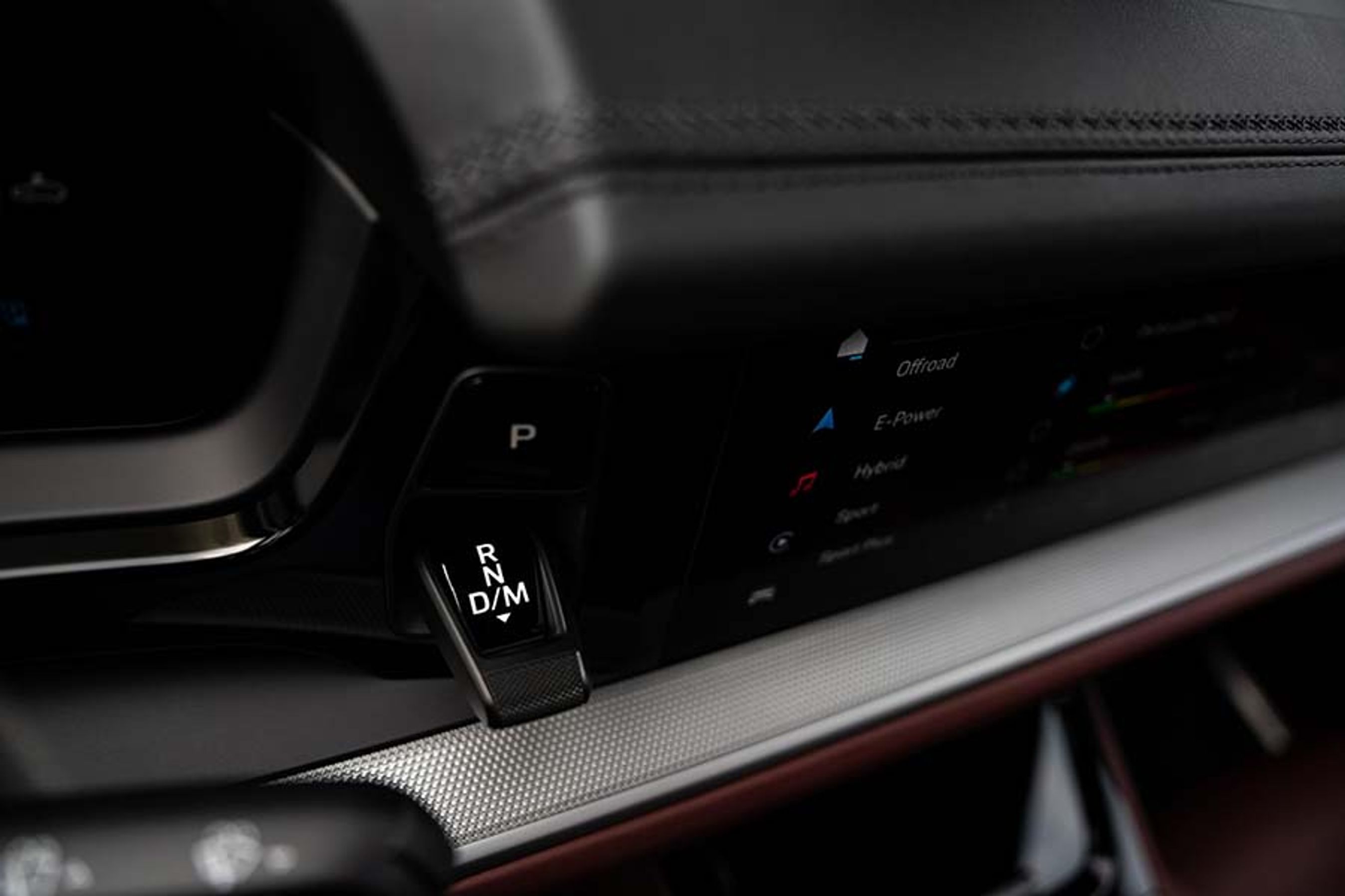 Til højre for rattet er der nu en vippekontakt, der styrer kørselsretningen. Den føles let at betjene.