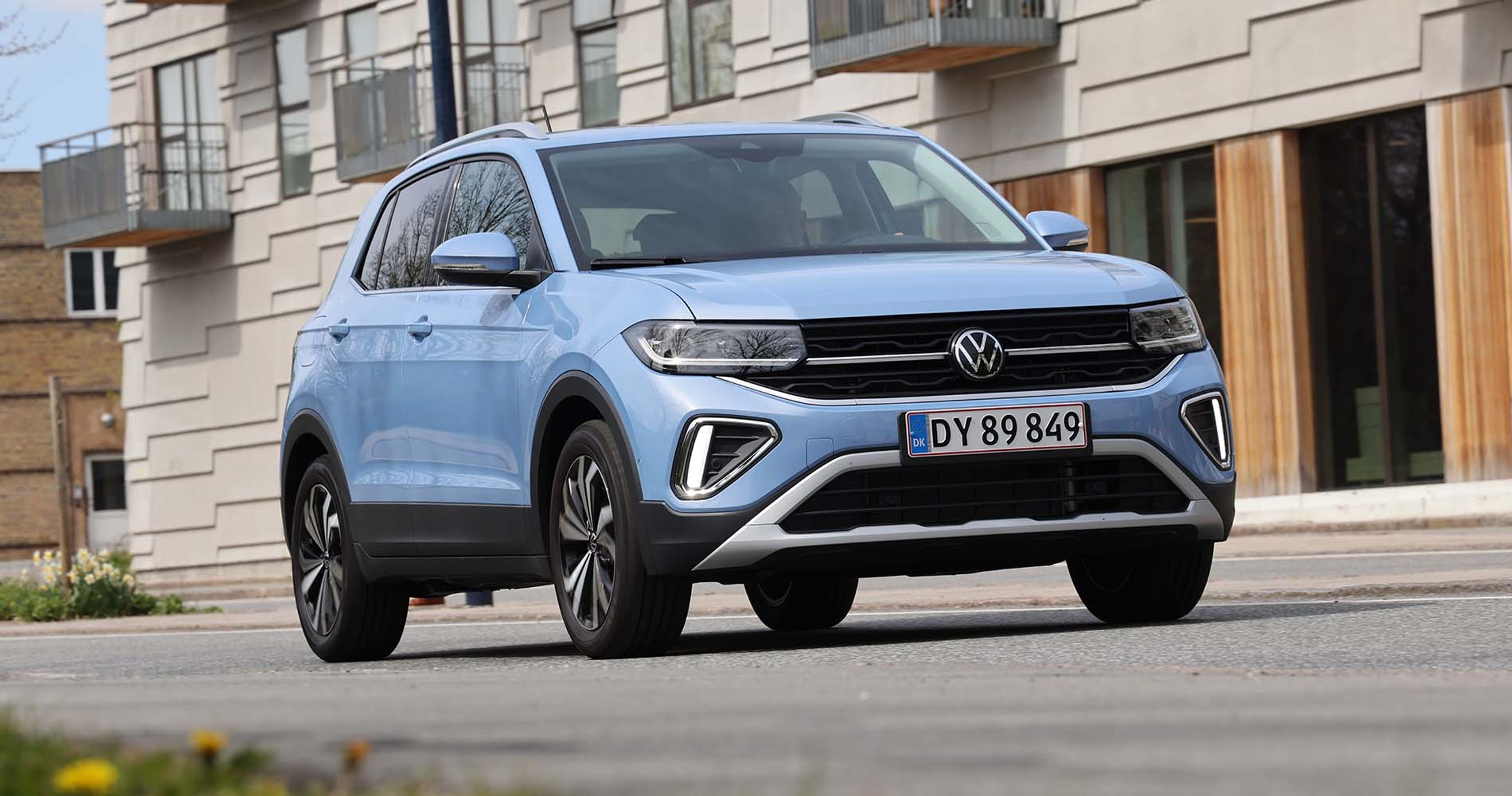 VW T-Cross set forfra, mens den kører i en by