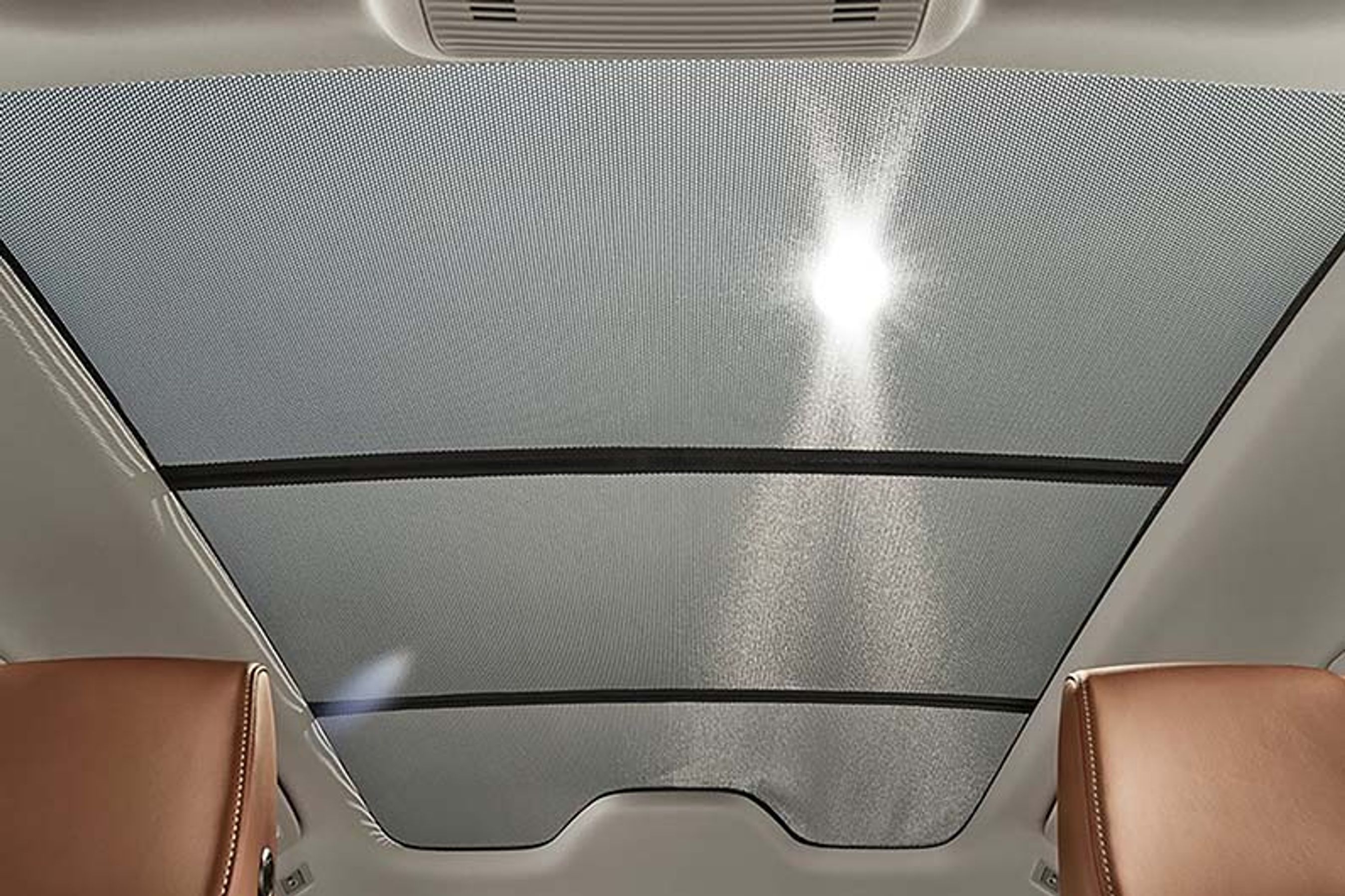 Glastaget er standard, men det kan ikke åbnes. Man kan ikke køre et gardin ind under glastaget, i stedet kan man montere et gardin (ekstraudstyr), der kan dække for solen.