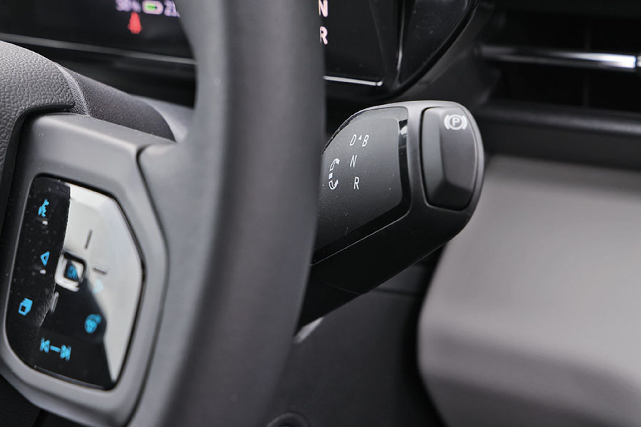 Gearvælgeren er placeret som en vrideknap for enden af armen foran rattets højre side. Det er samme type som den, der anvendes i en VW ID.4.